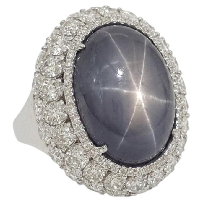Cocktailring mit 16-Karat-Sternsaphir und Diamant-Halo aus 18-karätigem Weißgold