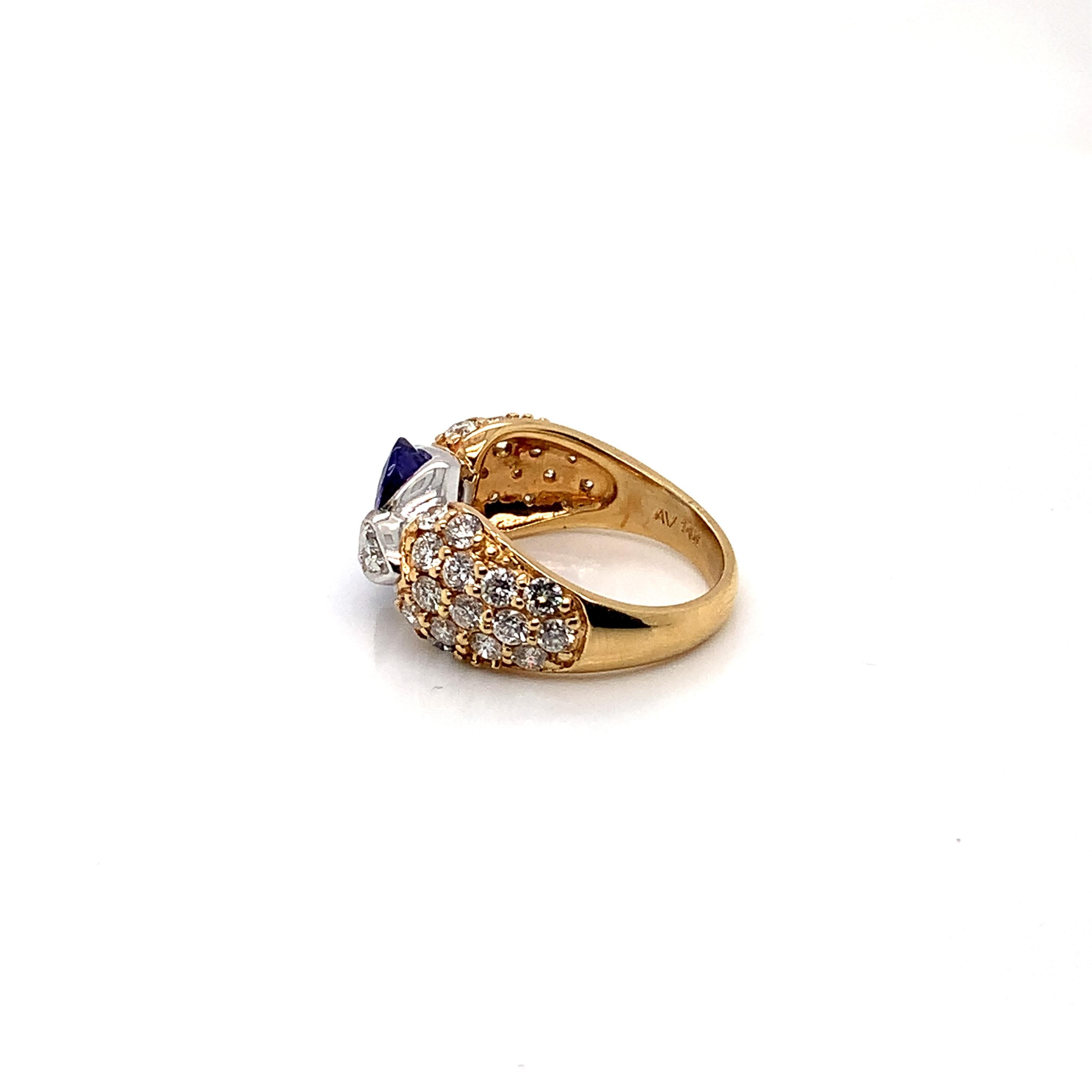 Taille ovale Sunita Nahata tanzanite 1.60 carats. Bague fantaisie en or jaune 14 carats avec diamant. en vente