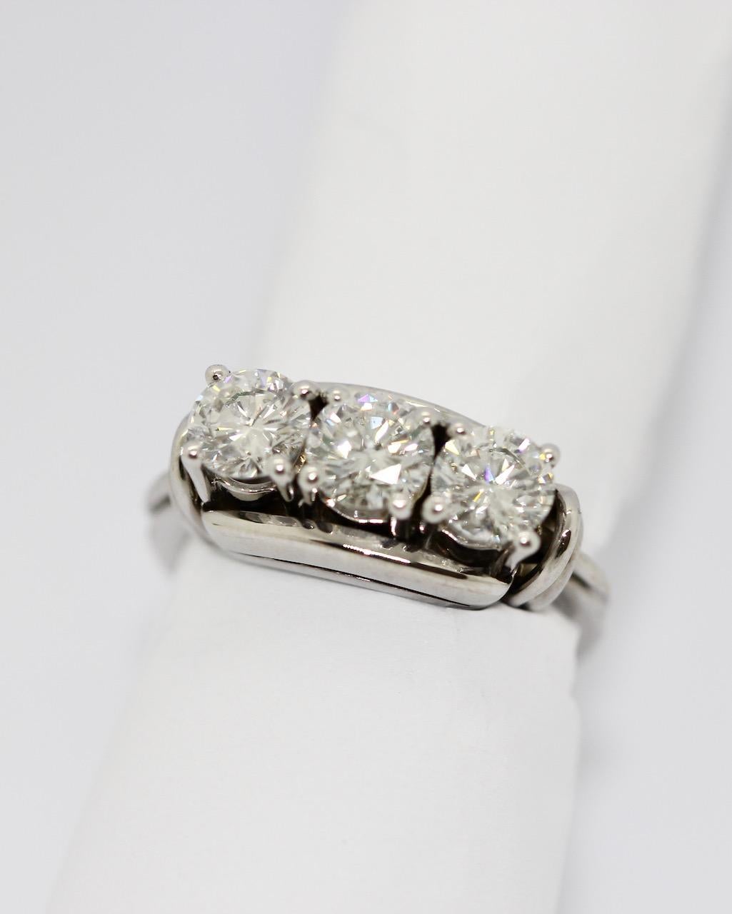 1.6 Carat three stone Diamond, Solitaire Ring, 18 Karat White Gold For Sale 6