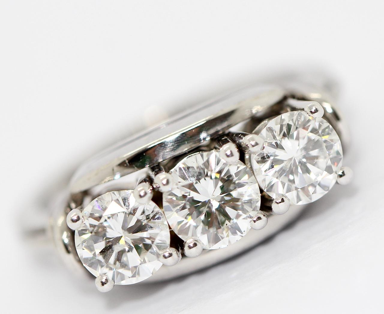 Magnifique bague en diamant sertie de trois solitaires en Brilliante blanc totalisant environ 1,61 carats (0,53 ; 0,57 ; 0,51).

Couleur : Top Wesselton, Clarté : VS/SI

Certificat d'authenticité inclus.