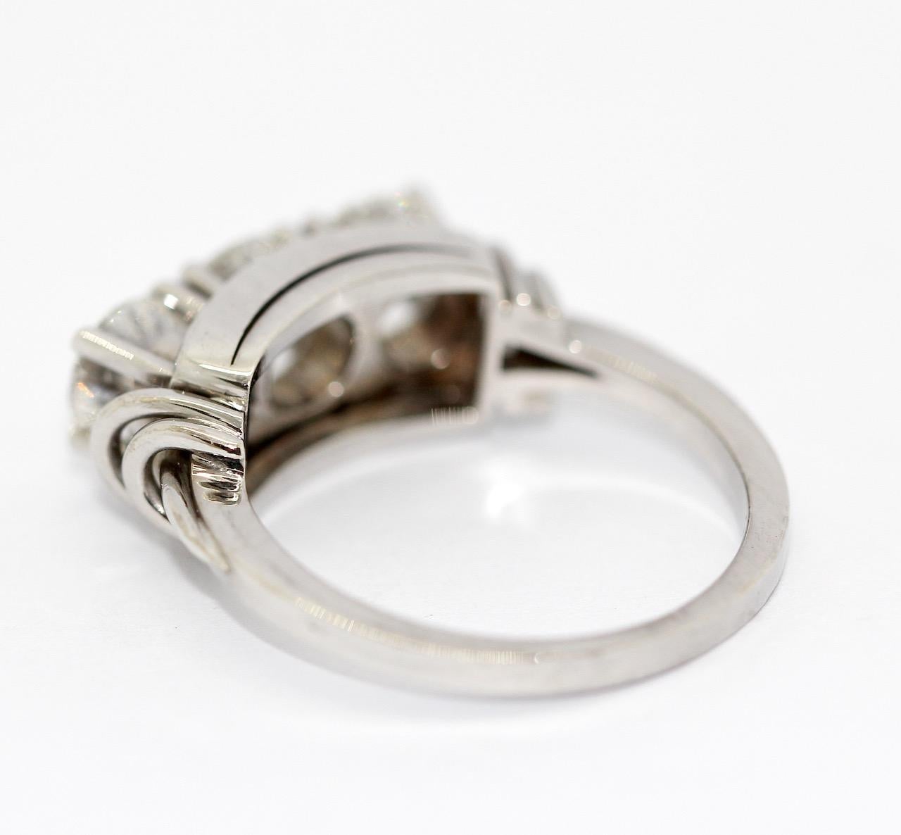 Anello solitario con tre pietre di diamante da 1,6 carati, oro bianco 18 carati in vendita 1