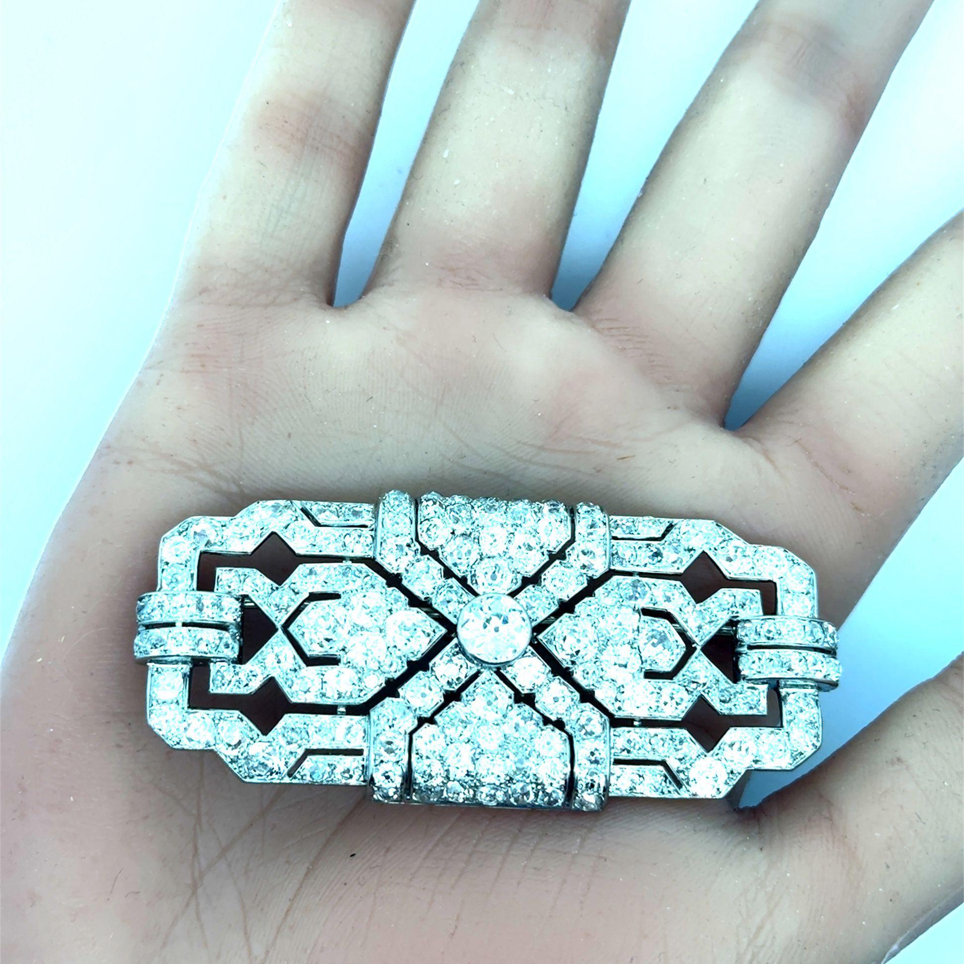 16 Carats Art Deco Diamond Platinum Brooch, Circa 1925 In Excellent Condition For Sale In Beverly Hills, CA