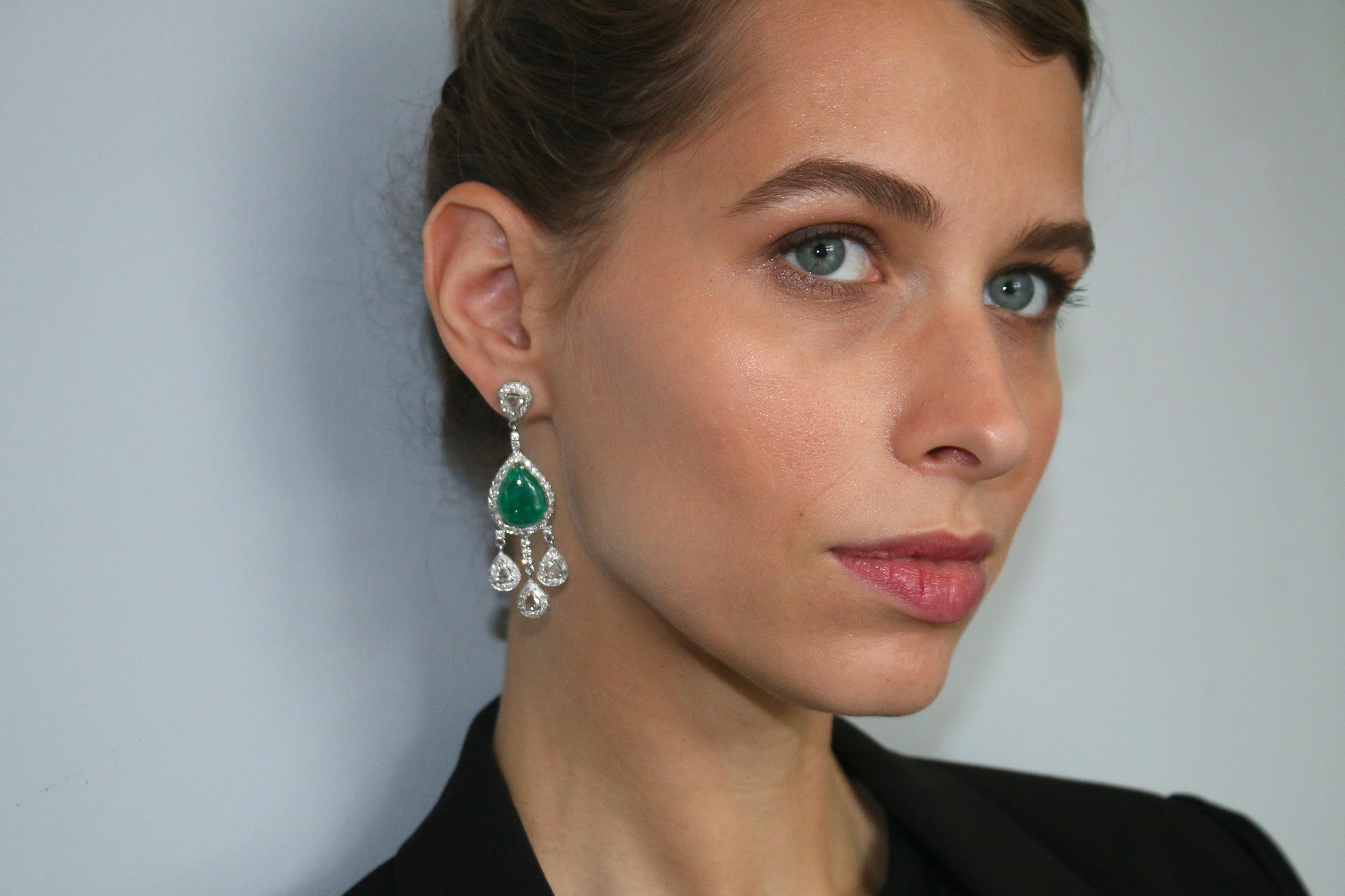 Moderne Boucles d'oreilles en goutte avec émeraudes de 16 carats et diamants de 2,9 carats en vente