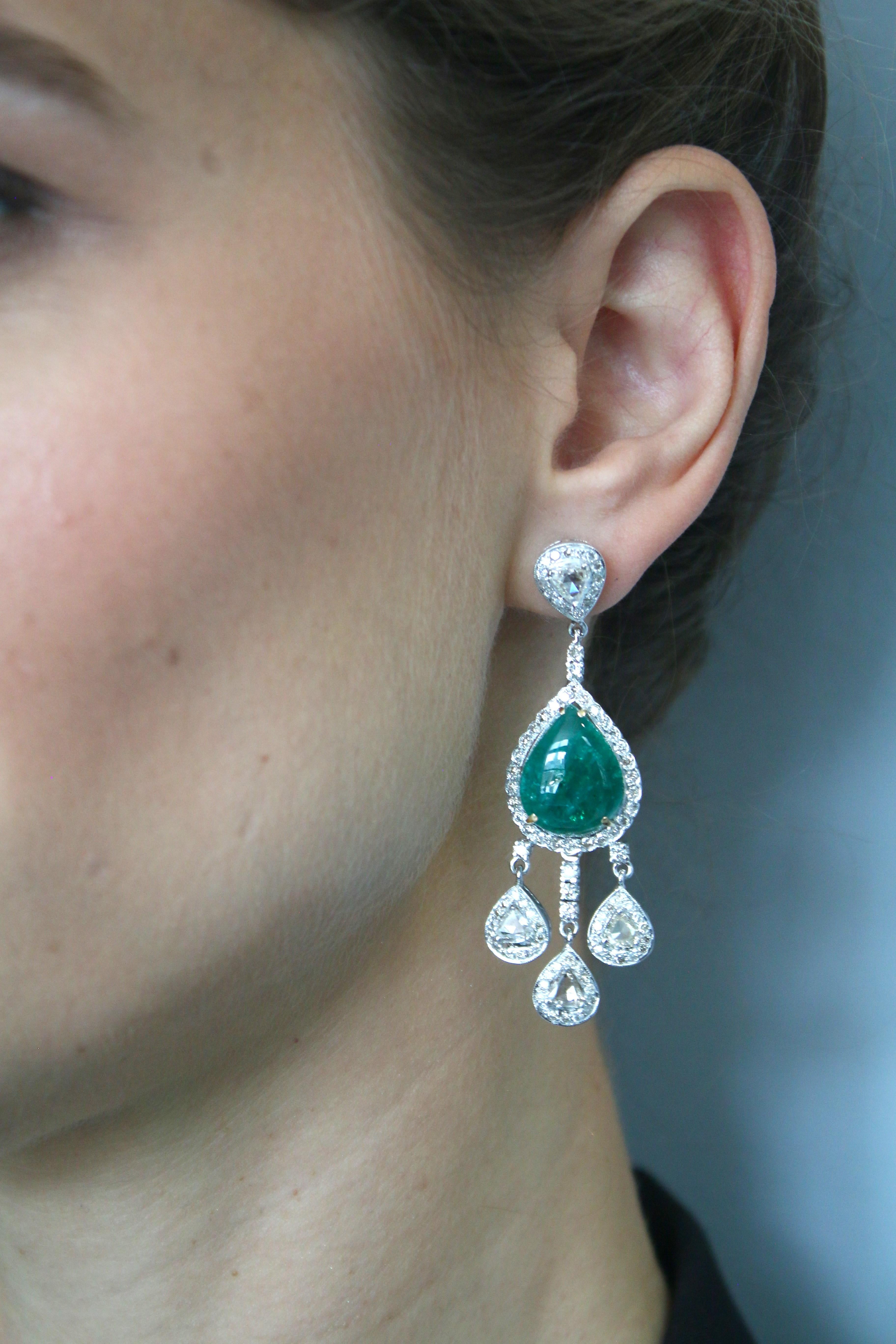 Taille cabochon Boucles d'oreilles en goutte avec émeraudes de 16 carats et diamants de 2,9 carats en vente
