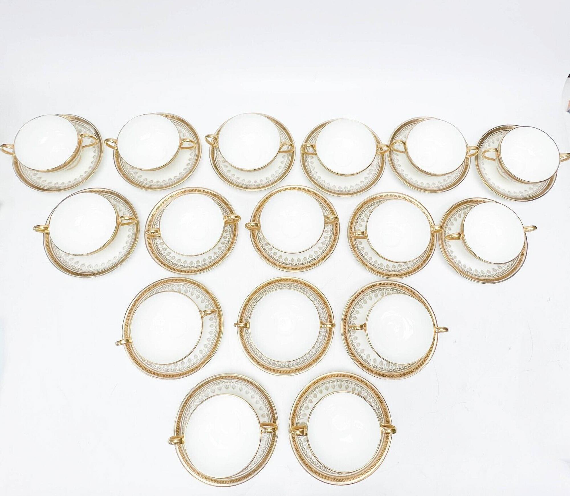 16 bols à bouillon et sous-assiettes en porcelaine dorée à motifs floraux Greek Key de Cauldon, Angleterre Bon état - En vente à Gardena, CA