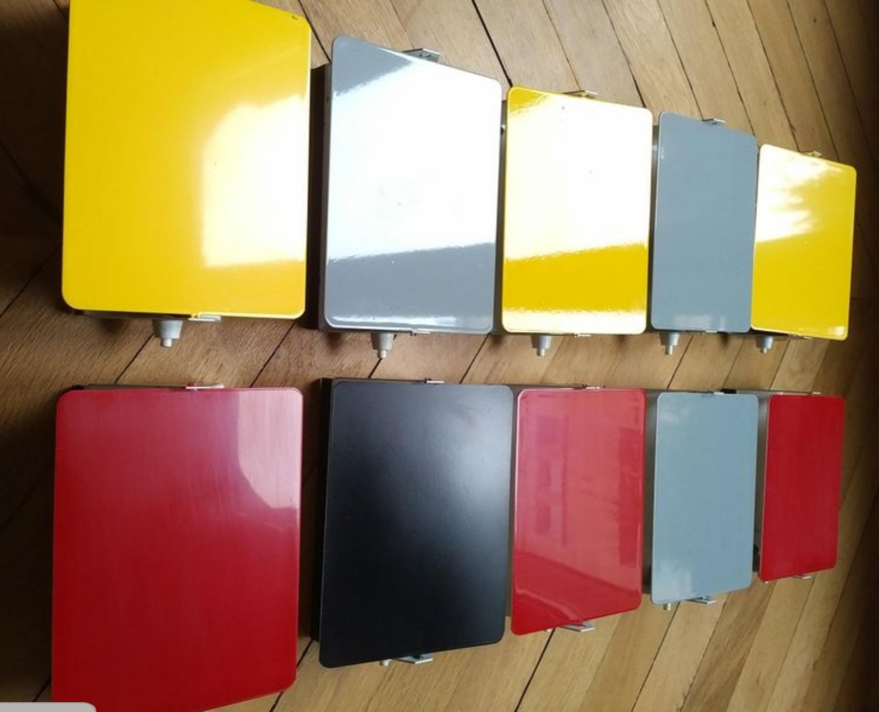 Charlotte Perriand CP1 iconic sconces. Designed for Les Arc ski resort in Savoy, France in 1962. They where produced by Steph Simon Gallery until the seventies. They are made of black, red or yellow painted metal and white metal on the back.
Several