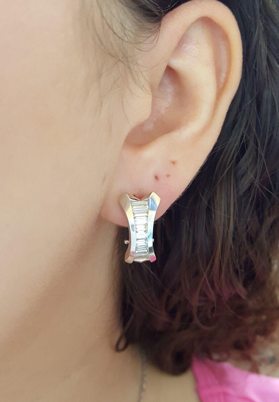 1,6 ct Baguetteschliff Diamant-Kanal Ohrringe 18k Weißgold. 
Die Ohrringe wiegen 11 Gramm, mit 16 natürlichen Diamanten im Baguetteschliff mit einem Gesamtgewicht von ca. 1,6 ct, die Diamanten sind E-G in der Farbe, VVS-VS in der Klarheit, Breite