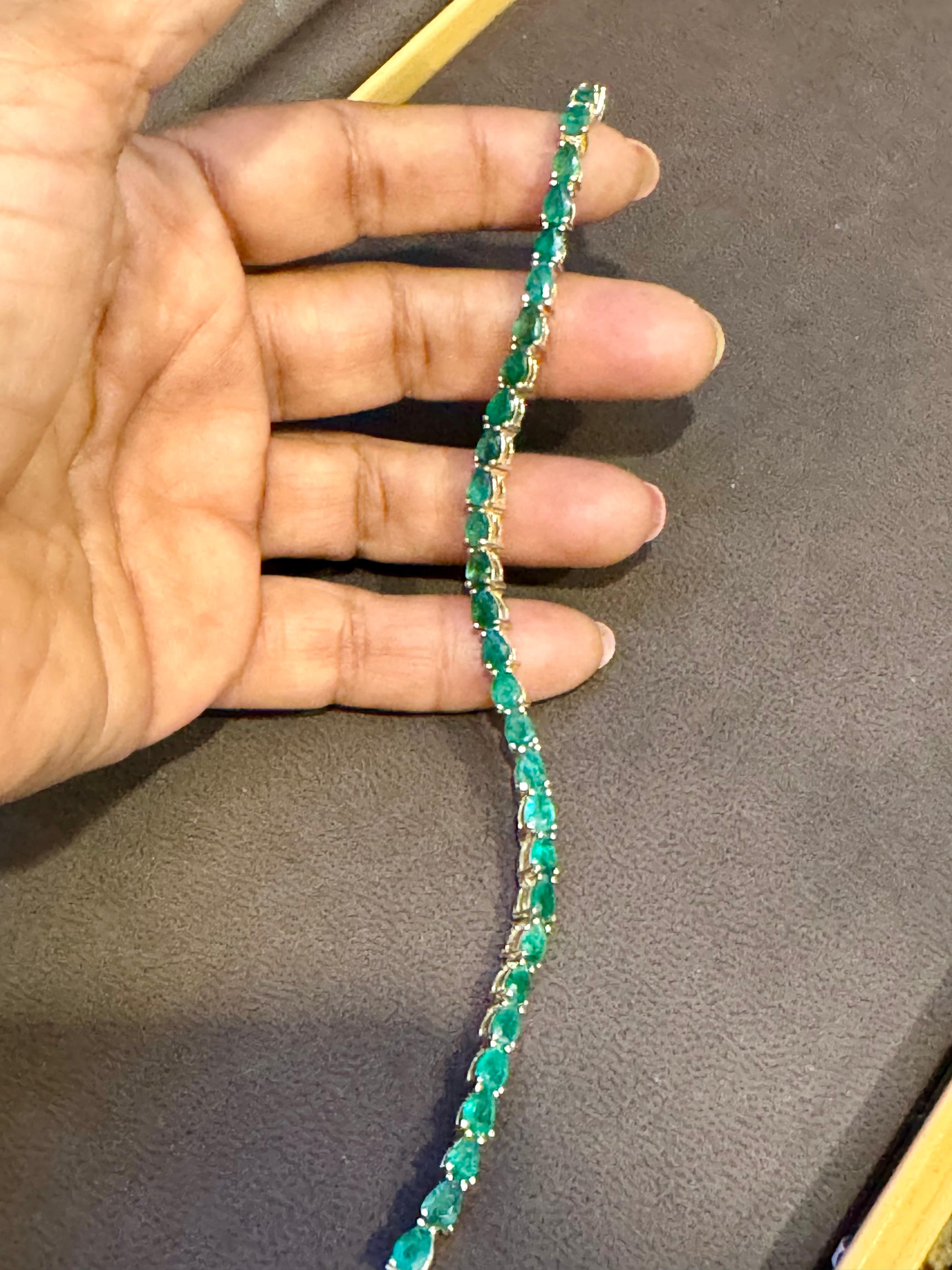  Questo tennis eccezionalmente bello  Il braccialetto ha 32 pietre a forma di Pera  Smeraldi  .  Il peso totale degli smeraldi è  circa 16 carati. 
Il bracciale è sapientemente realizzato con 13.5  grammi di  Oro giallo 14 carati, comprese le