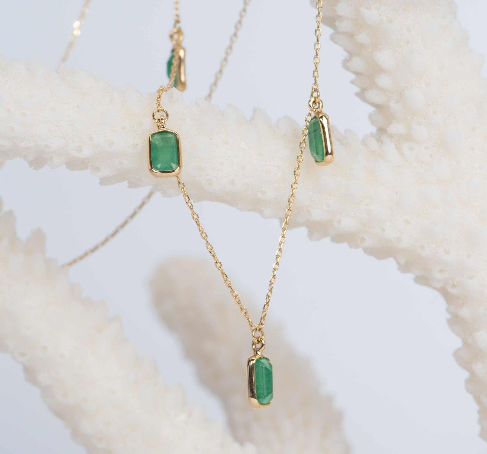 Dainty Emerald Dangle Necklace 18k Gold Thin Chain Intense Green R4101 In New Condition In Osprey, FL