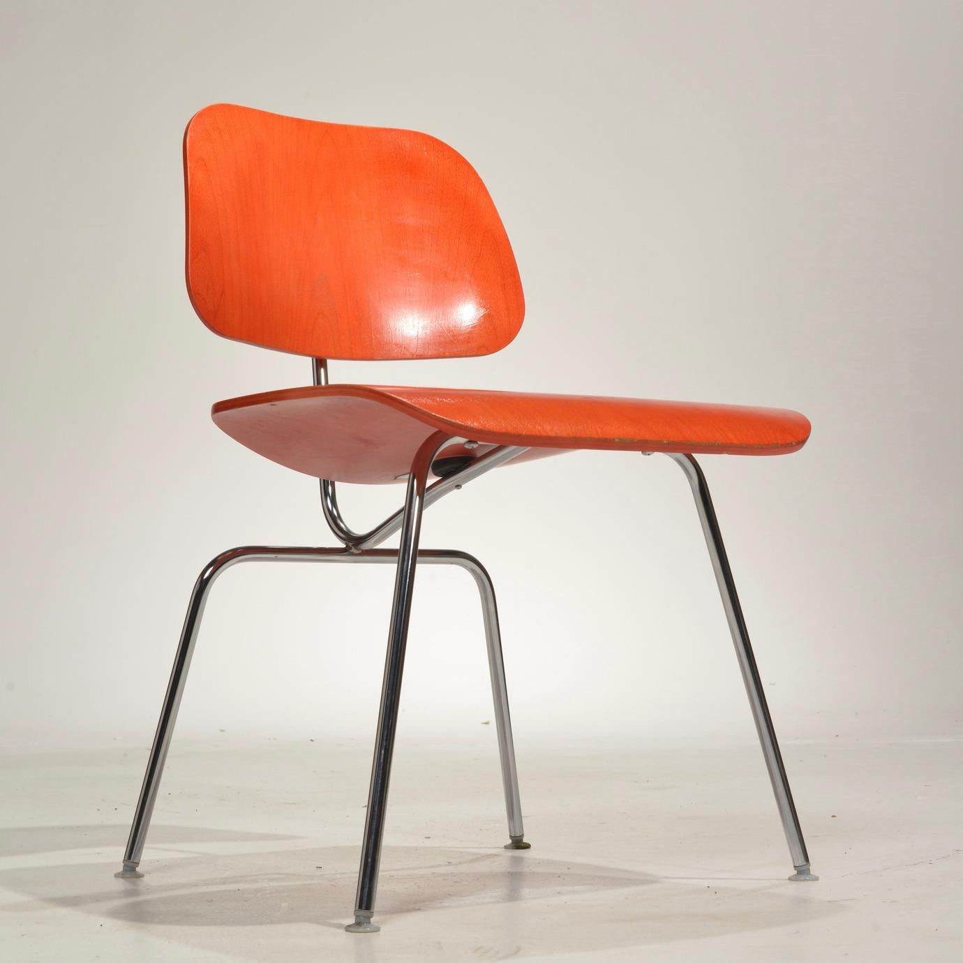 Chaise DCM (Dining metal chair) de Charles et Ray Eames pour Herman Miller.
Conçue en 1946, cette chaise en contreplaqué moulé + acier chromé est un classique. On l'appelle parfois la 