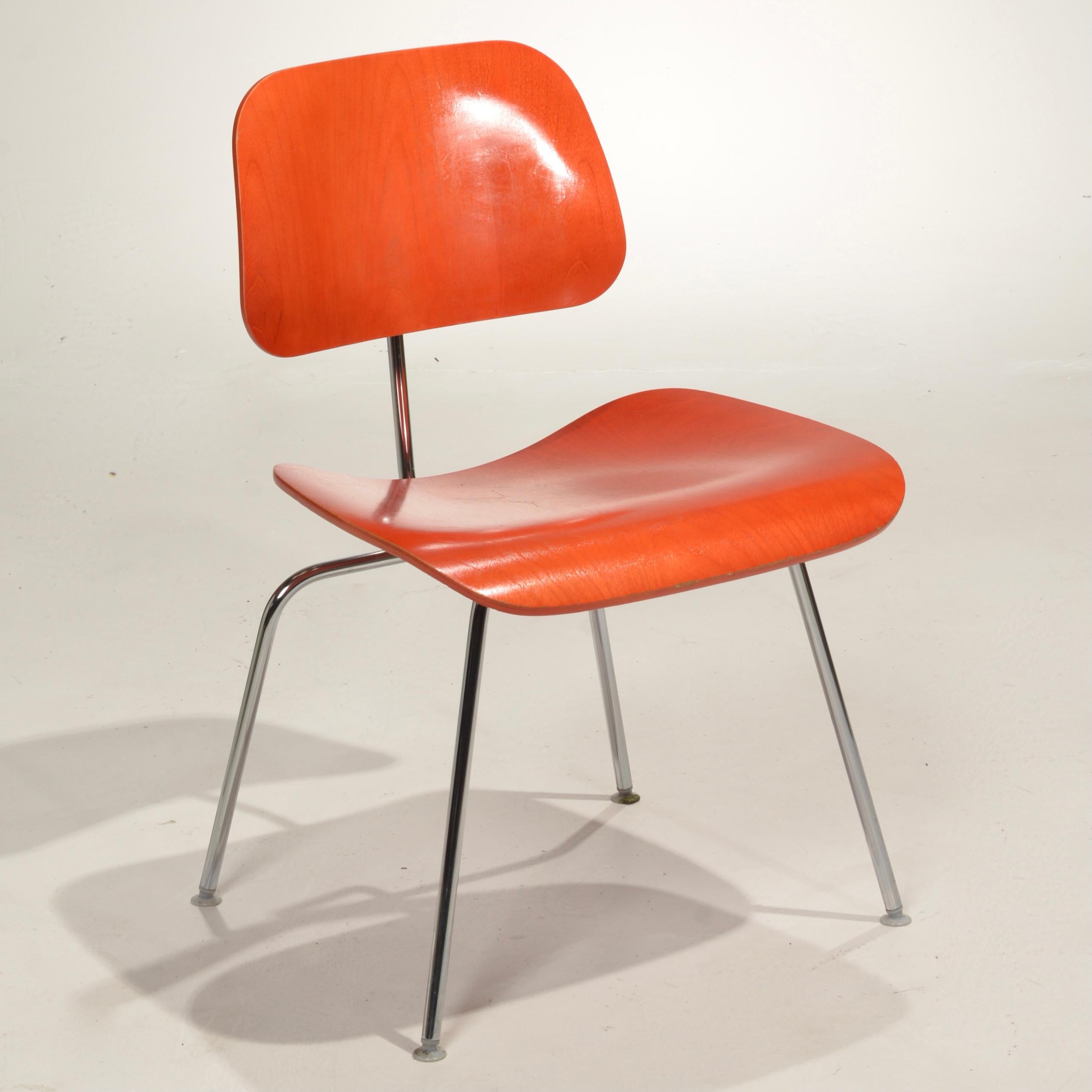 Mid-Century moderno 16 Sedie DCM di Charles and Ray Eames per Herman Miller in vendita