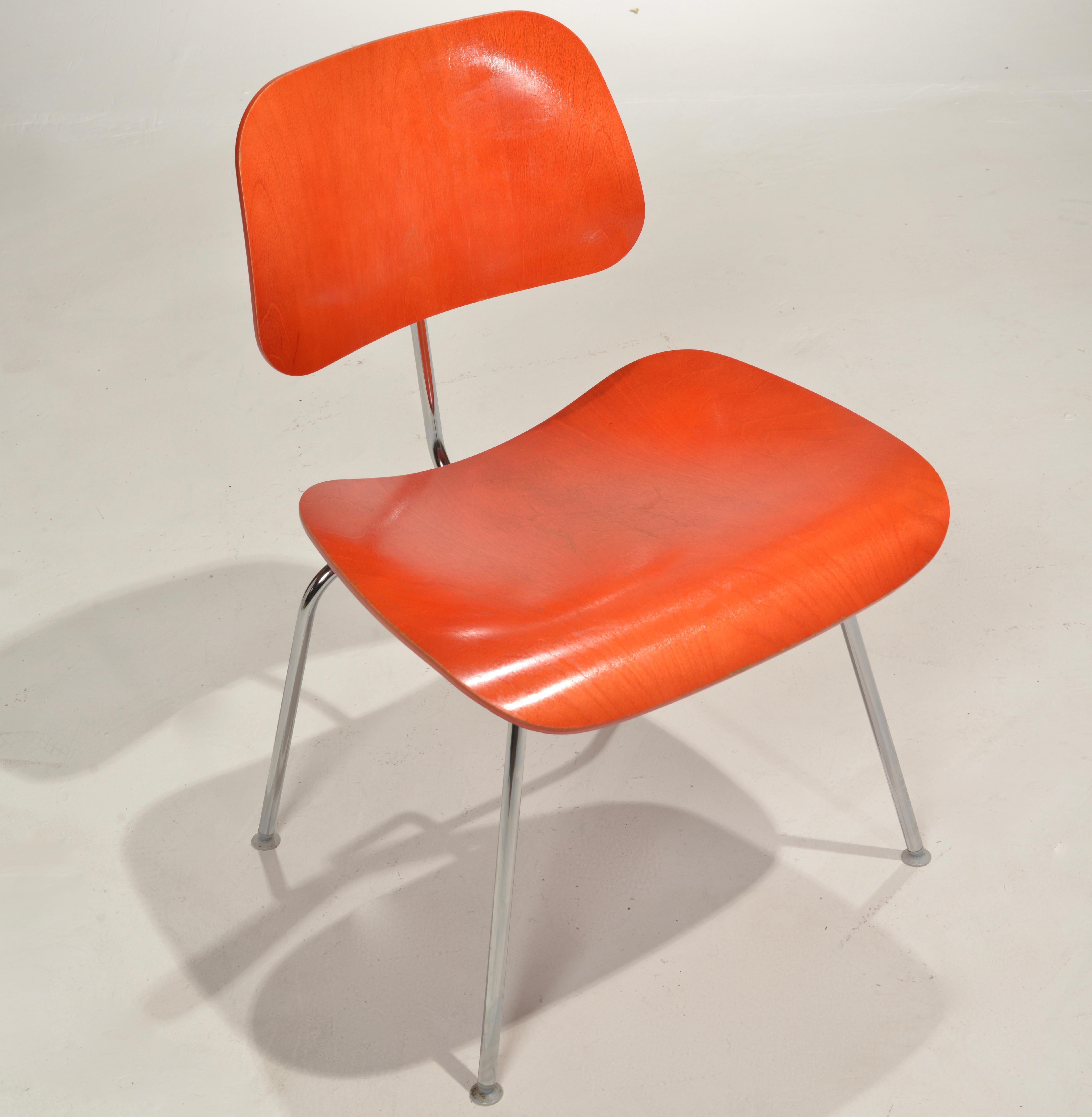 Metà XX secolo 16 Sedie DCM di Charles and Ray Eames per Herman Miller in vendita