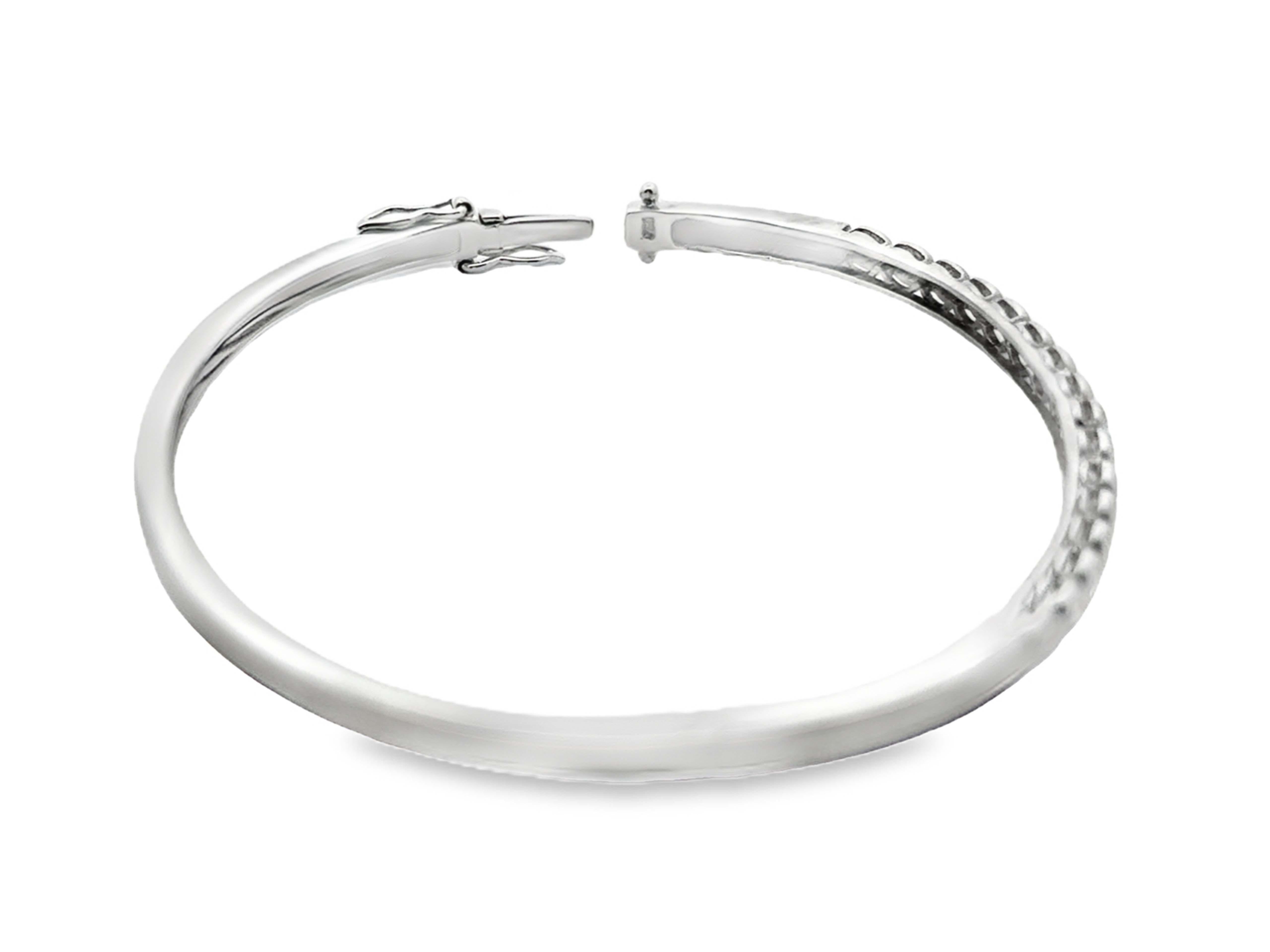 Bracciale Specifiche:

Metallo: oro bianco 18k

Numero di diamanti: 16 diamanti taglio brillante

Peso in carati del diamante: 0,50

Colore del diamante: G

Chiarezza del diamante: VS

Lunghezza bracciale: ~6,5 pollici (16,5 cm)

Larghezza del