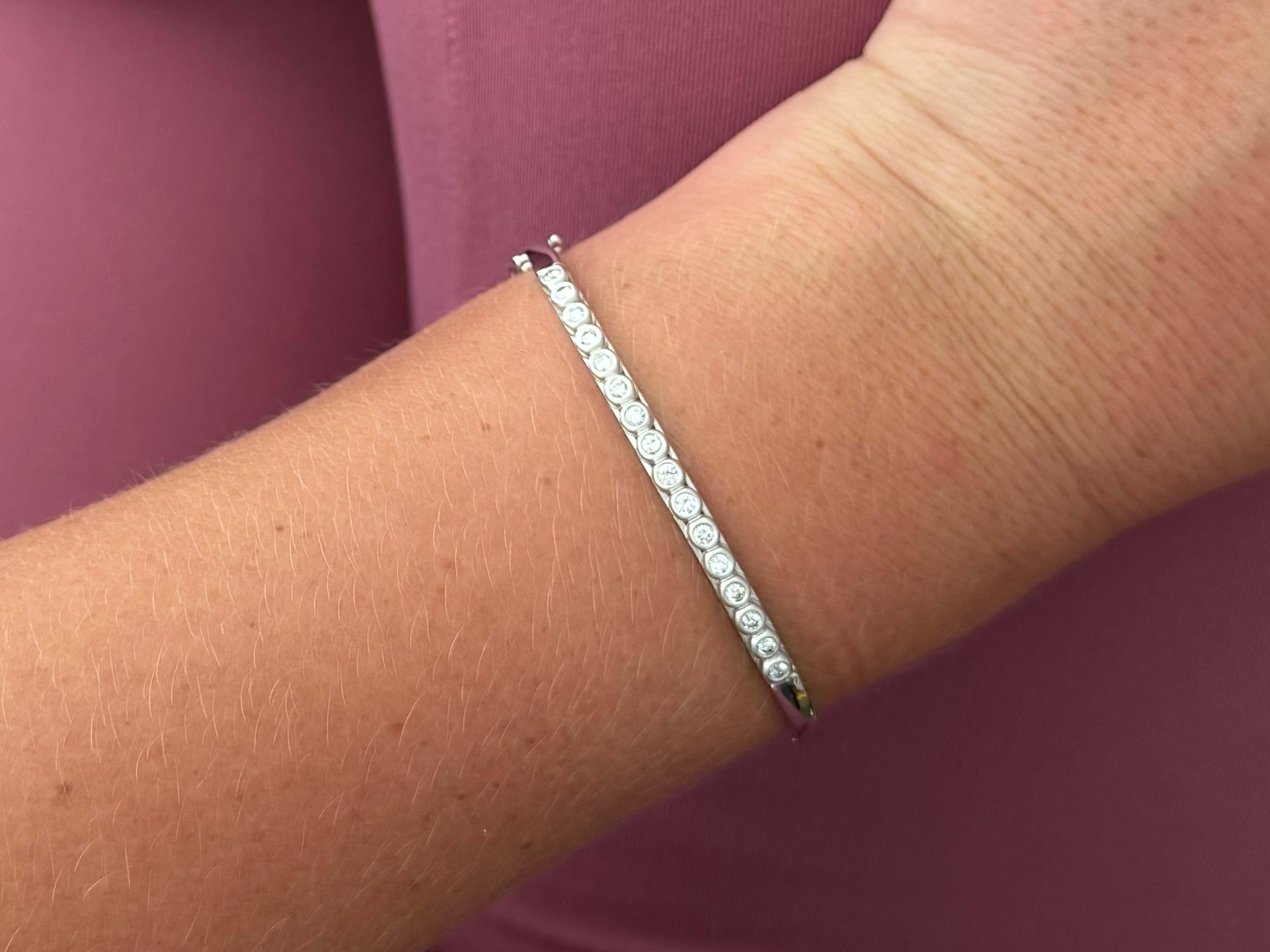 Moderno Bracciale con 16 diamanti in oro bianco massiccio 18 carati in vendita
