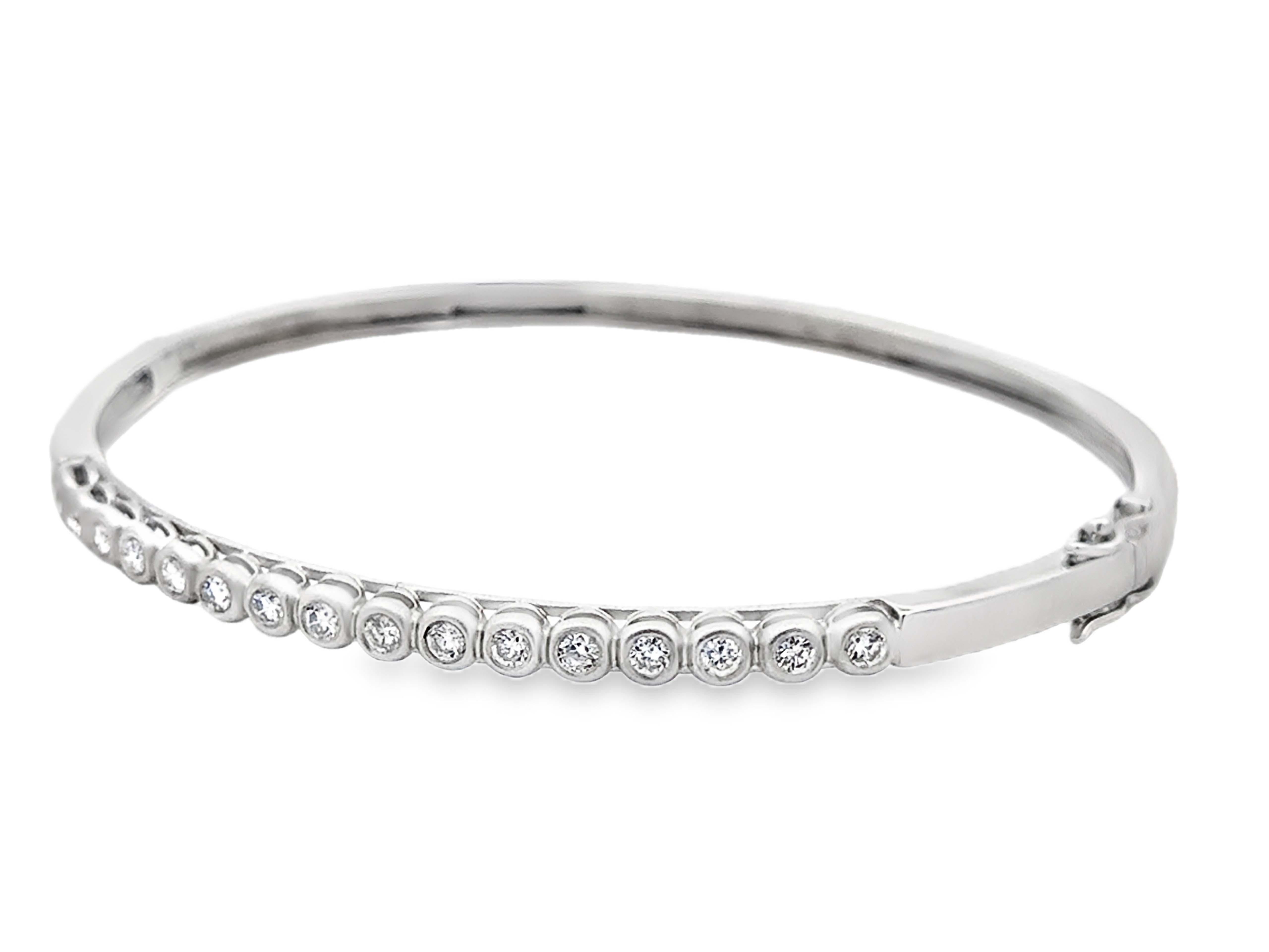 Bracciale con 16 diamanti in oro bianco massiccio 18 carati In condizioni ottime in vendita a Honolulu, HI