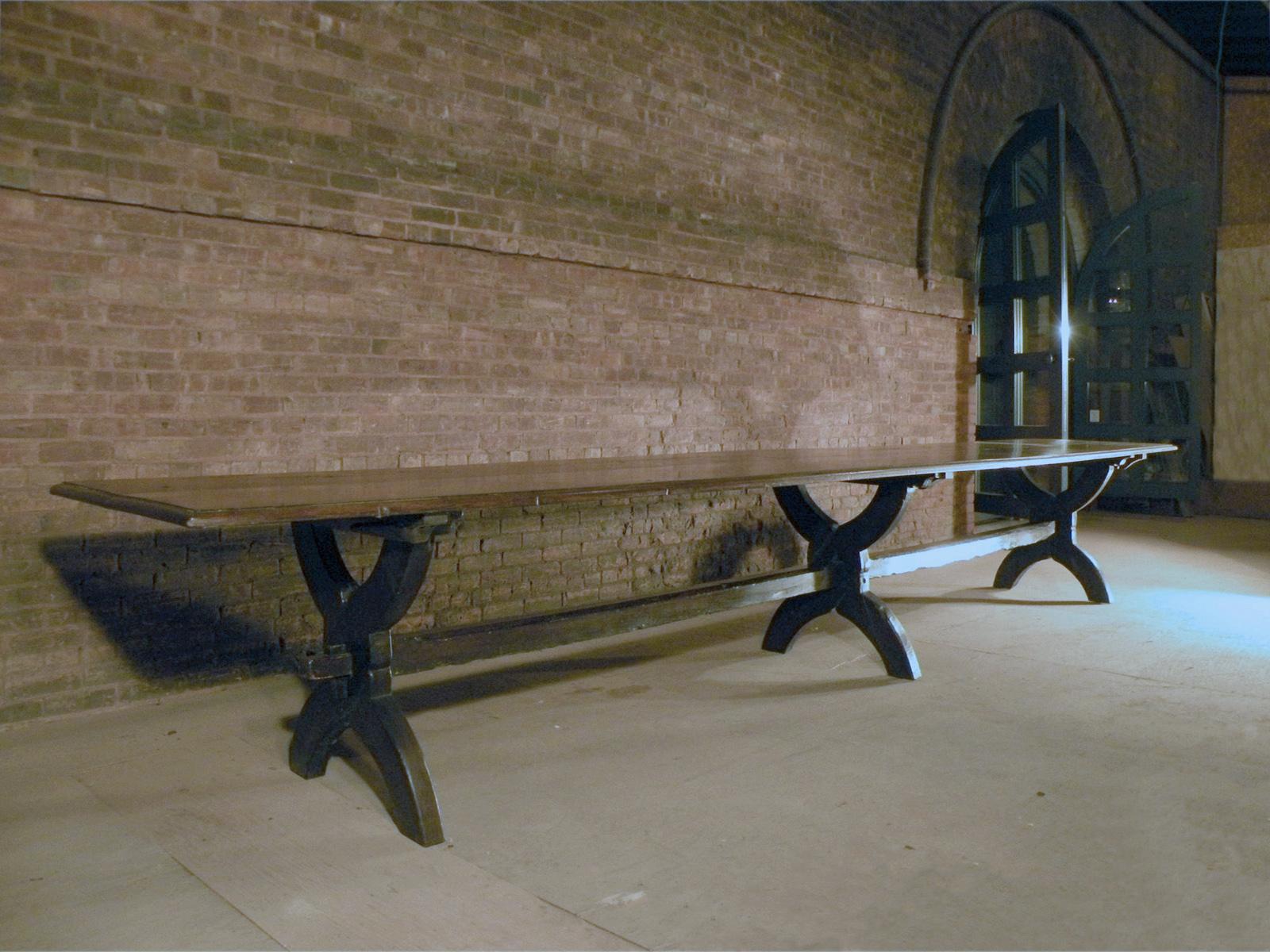 Superbe table à tréteaux en chêne de 16 pieds de long, élégante, longue et intemporelle.
La table peut être démontée : Le plateau se soulève et les trois supports en forme de X glissent du brancard.
Peut accueillir de 14 à 16 personnes.