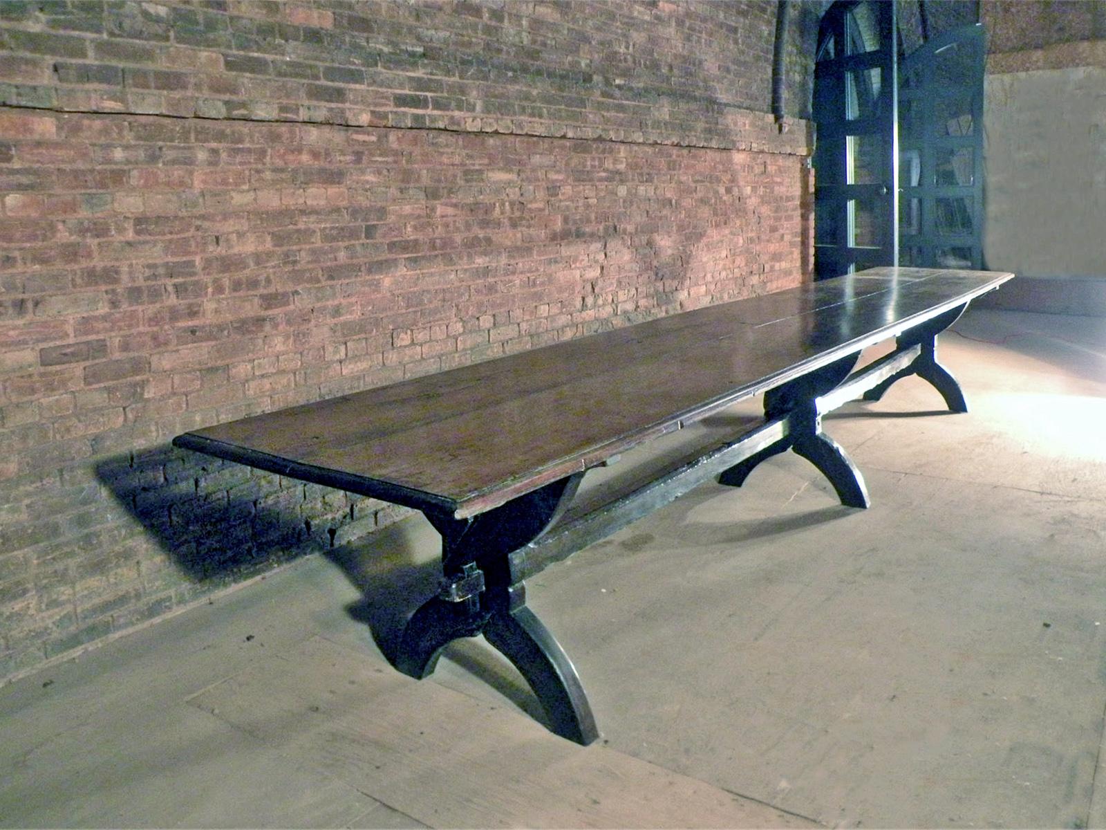 Table à tréteaux en chêne français du XVIIe siècle de 4,45 m de long Bon état à Troy, NY