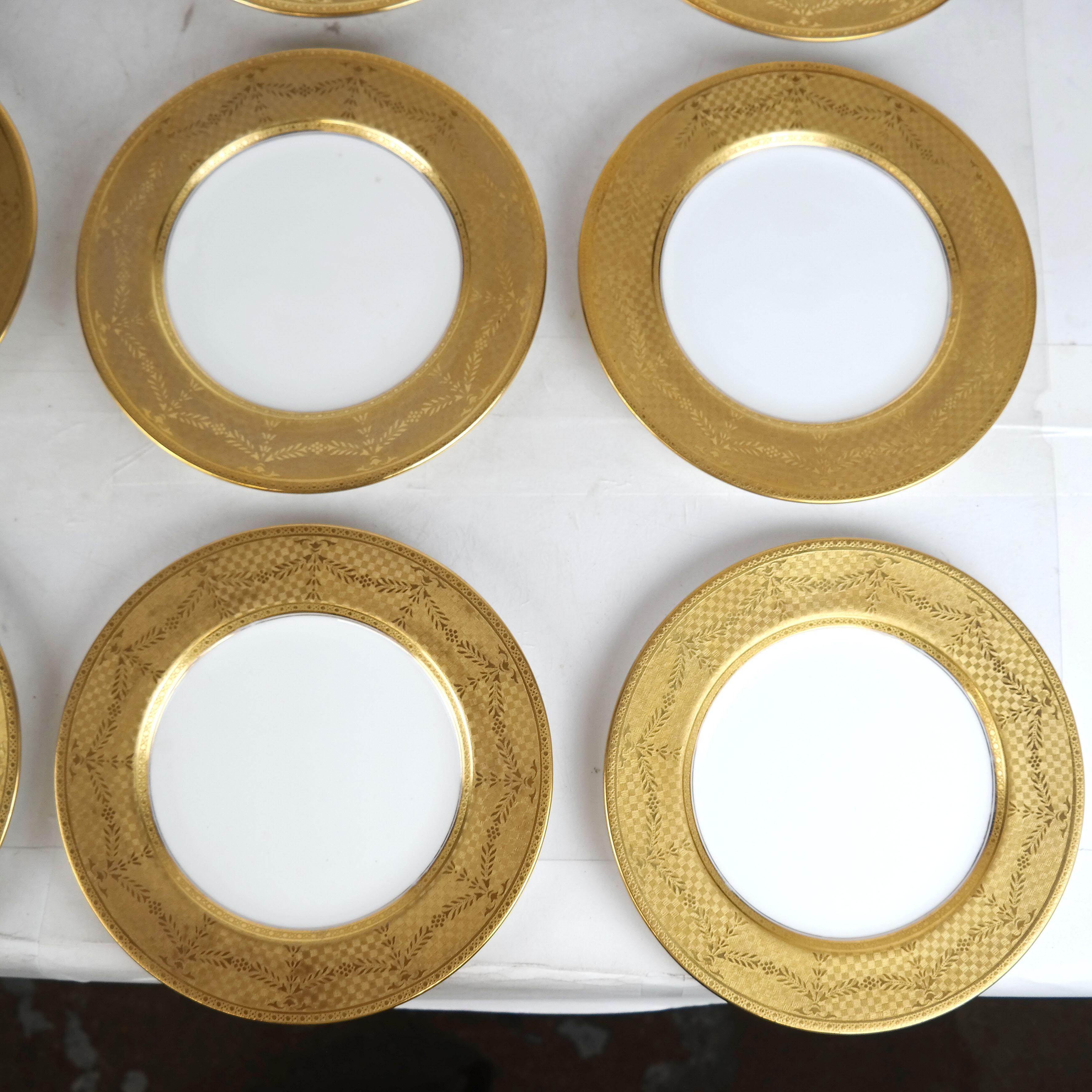 Début du 20ème siècle 16 assiettes à salade ou à dessert incrustées de dorures, anciennes commandes sur mesure anglaises vers 1910 en vente