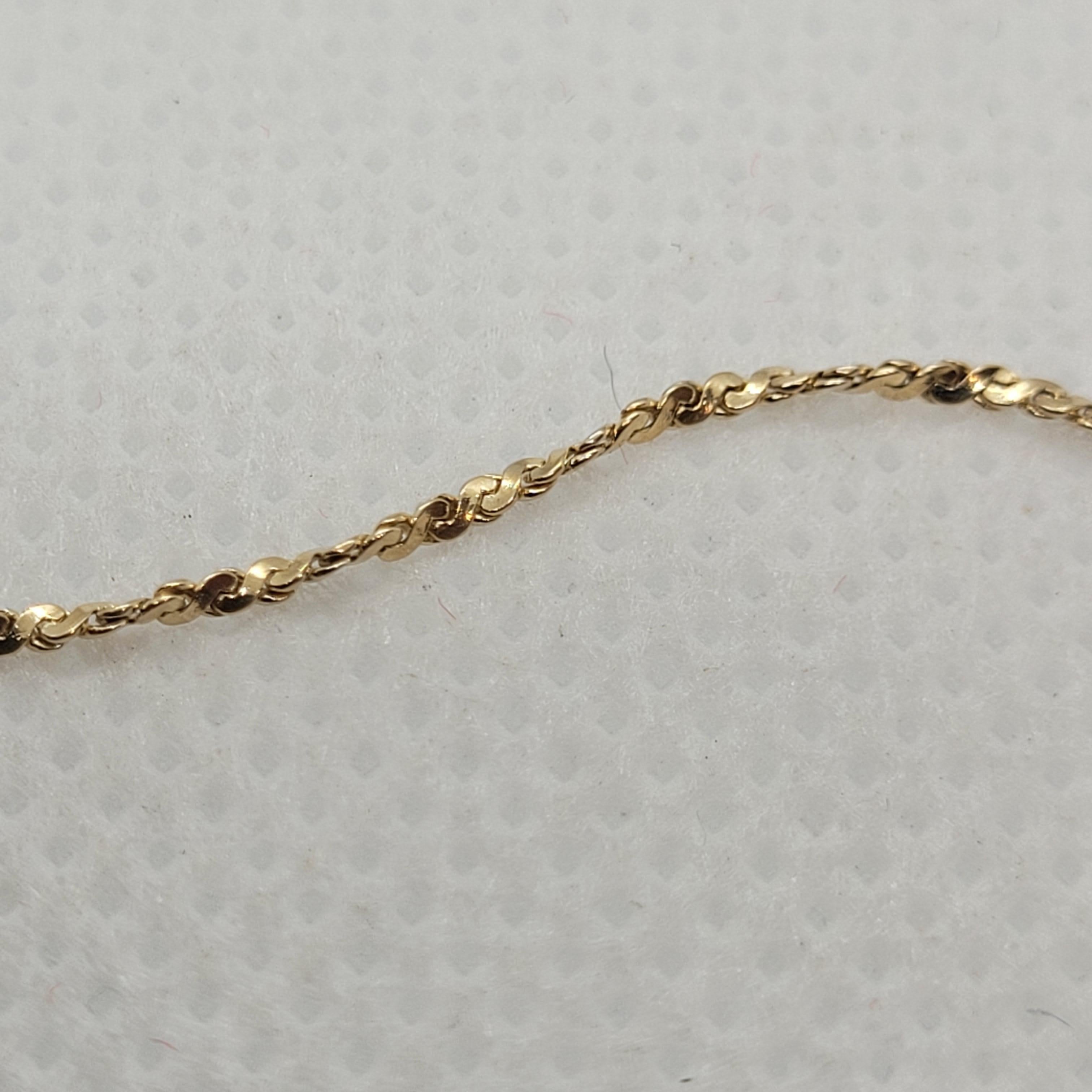 16-inch 14kt yellow gold twisted figure-8 link chain that is 1mm wide, stamped 14kt BGI, secured with a lobster clasp, and weighs 2 grams. This is a versatile lightweight chain and in very good condition. Please let us know if you have any