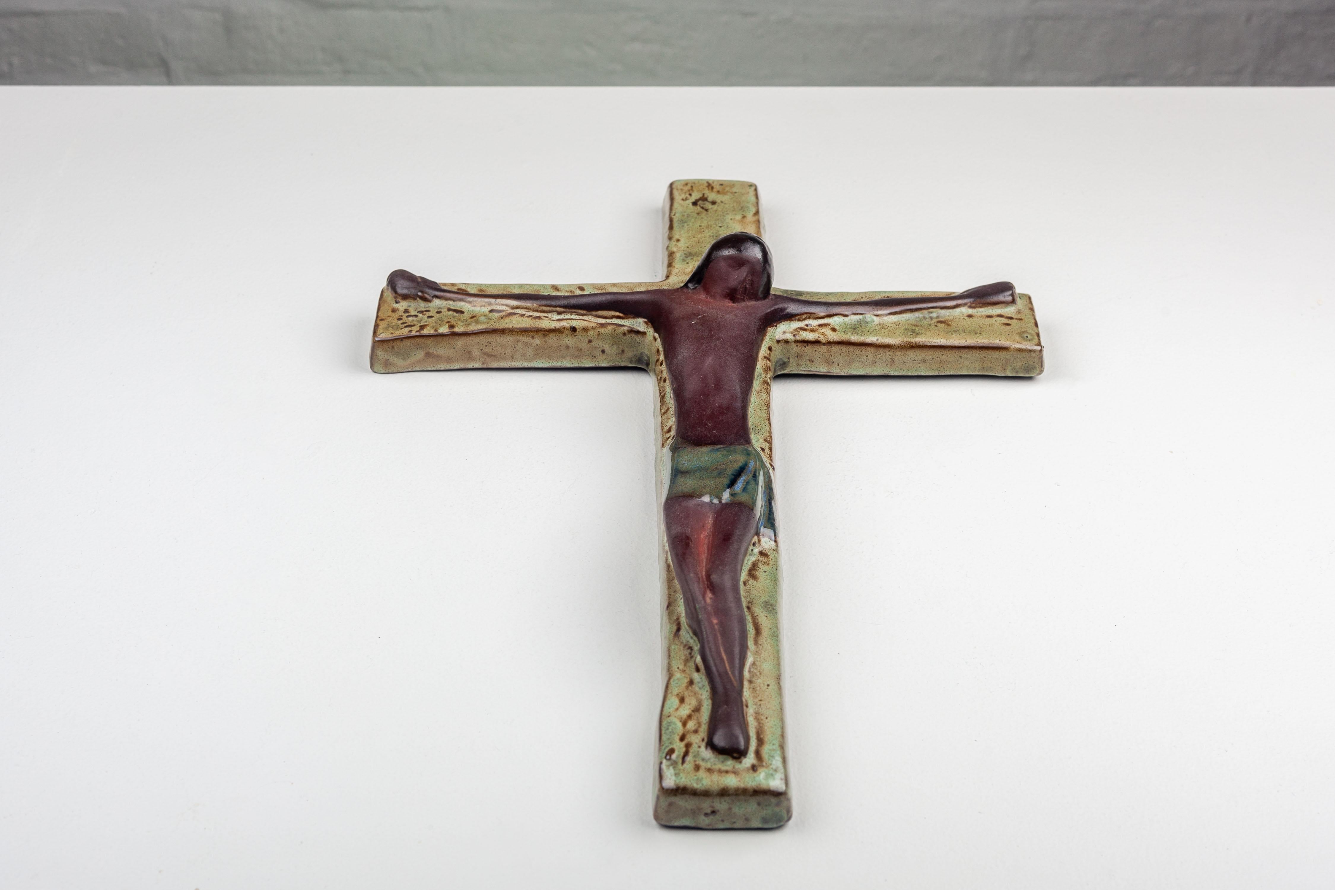 Crucifix mural de 16 pouces en Studio Pottery - Fait à la main en Europe en vente 3