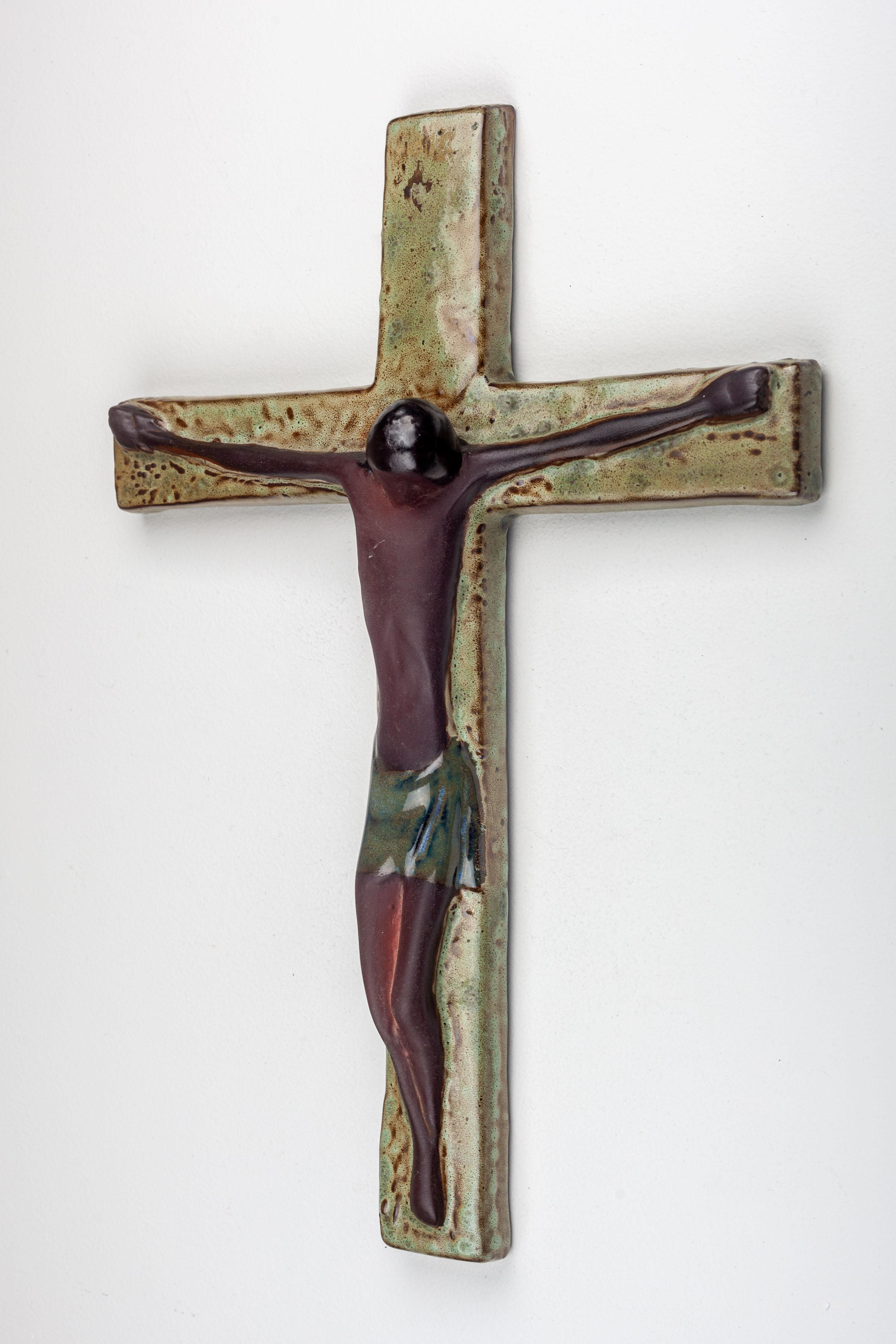 Milieu du XXe siècle Crucifix mural de 16 pouces en Studio Pottery - Fait à la main en Europe en vente