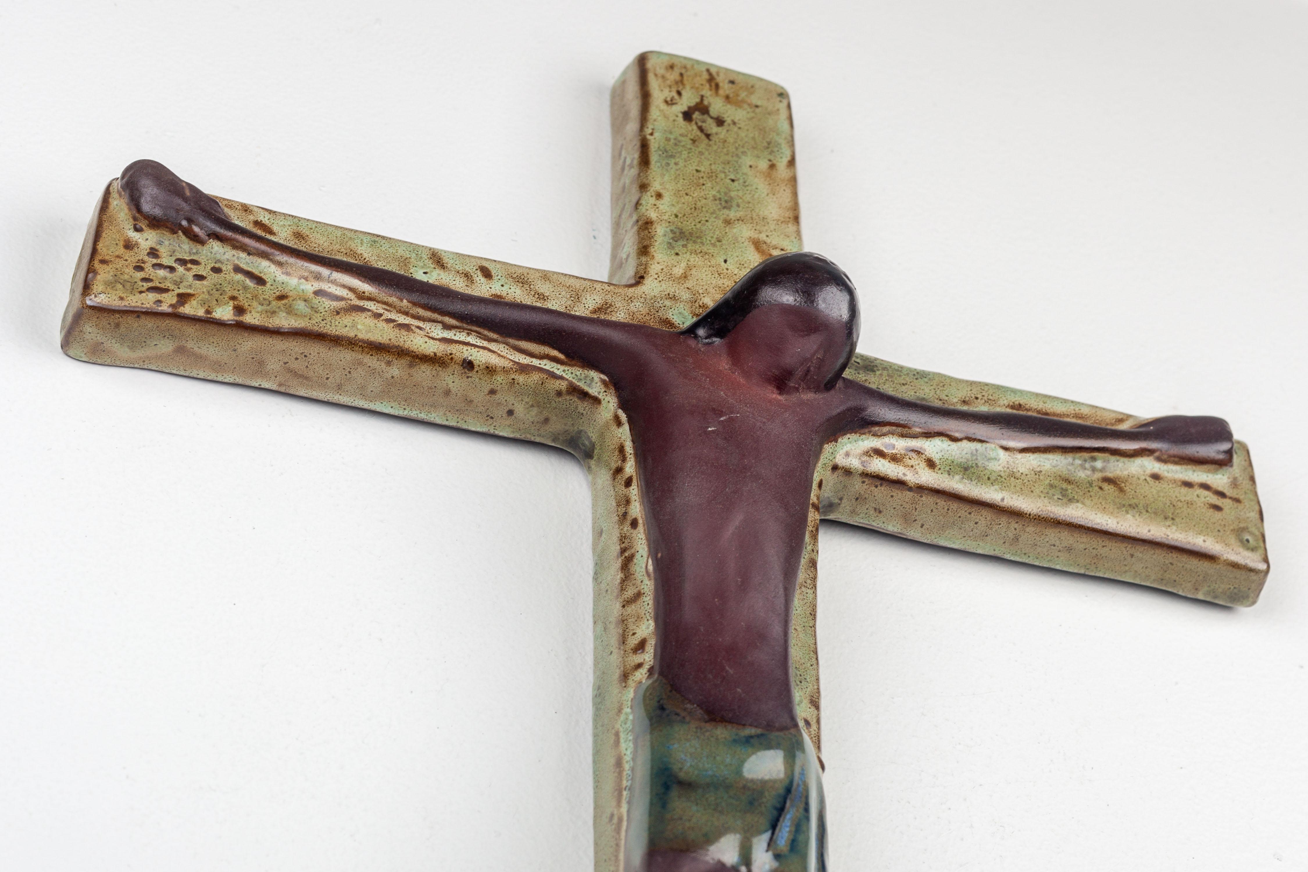 Crucifix mural de 16 pouces en Studio Pottery - Fait à la main en Europe en vente 1