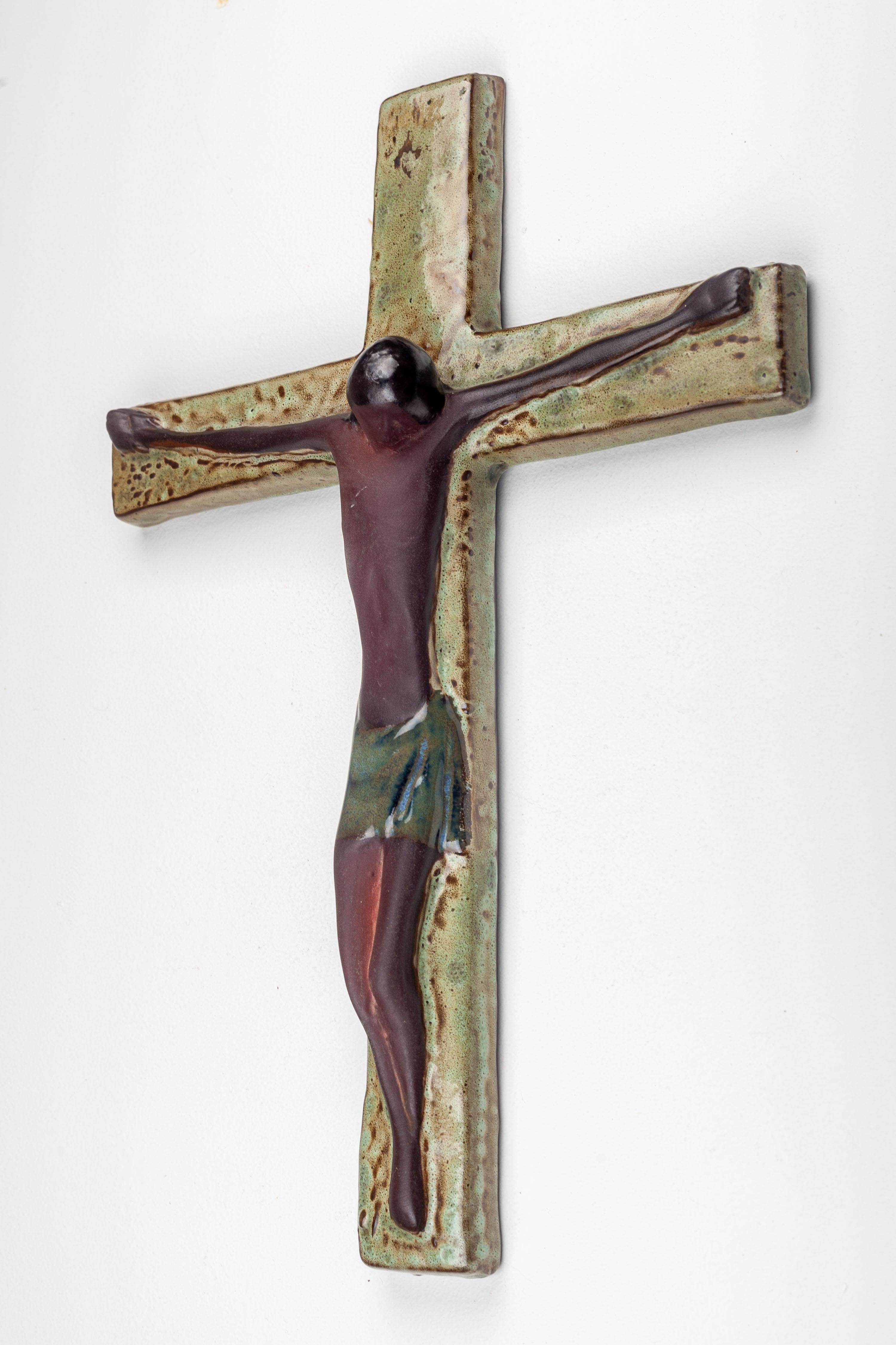 Crucifix mural de 16 pouces en Studio Pottery - Fait à la main en Europe en vente 2
