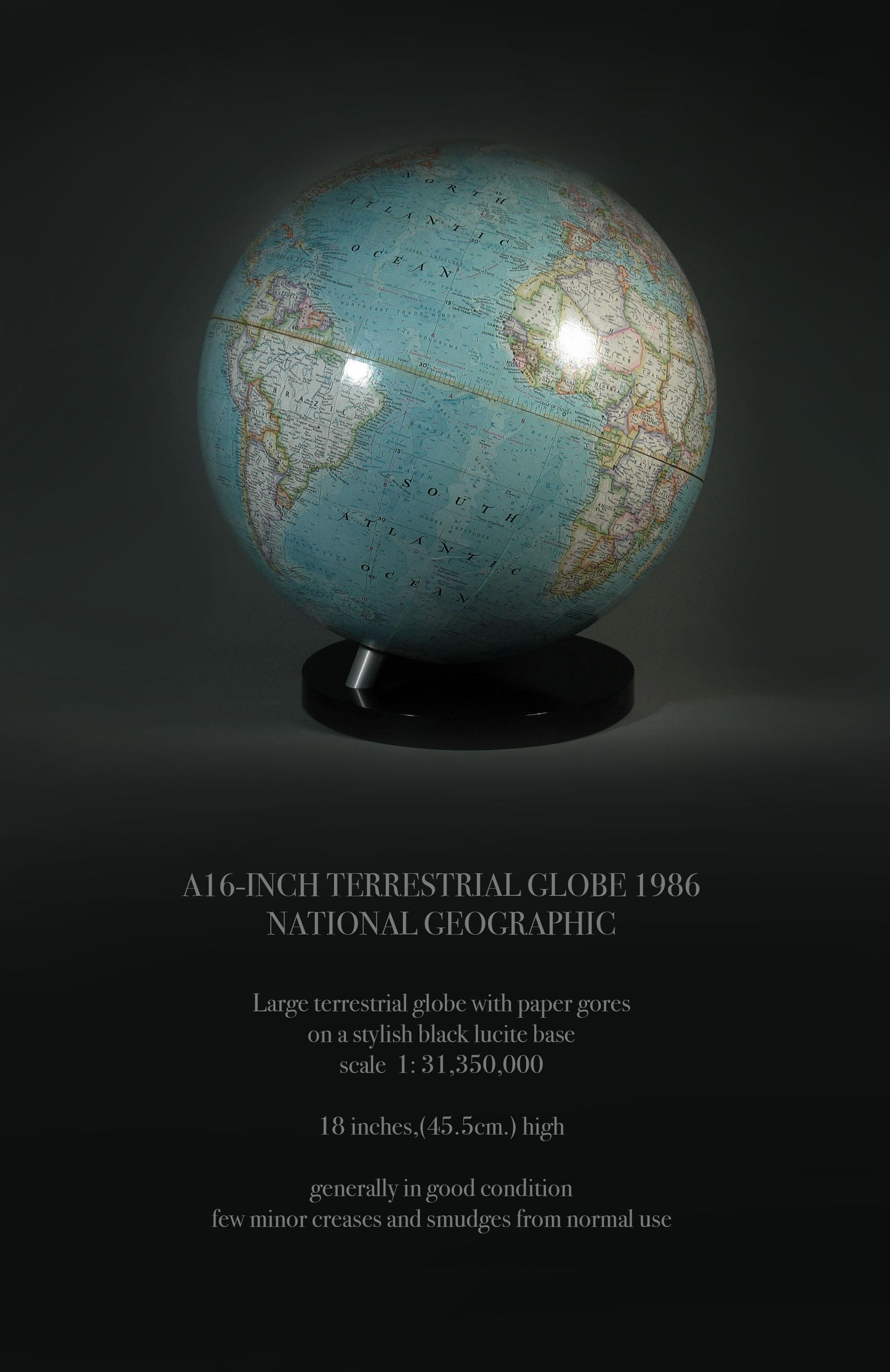 UN GLOBE TERRESTRE DE 16 POUCES 1986
NATIONAL GEOGRAPHIC

Grand globe terrestre avec gores en papier
sur une élégante base en lucite noire
échelle  1: 31,350,000

18