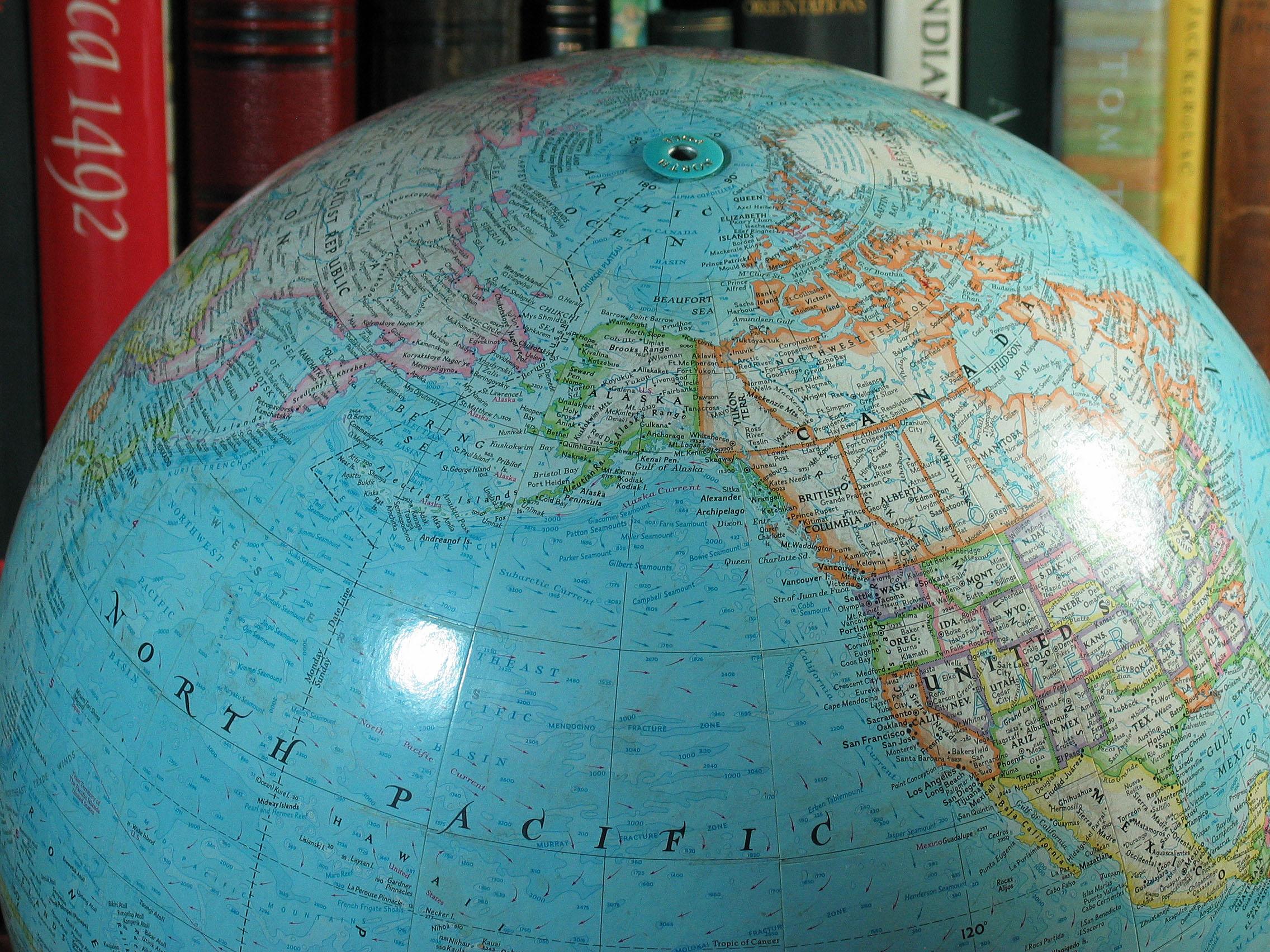 16-Inch Terrestrial Globe 1986 National Geographic In Good Condition For Sale In Ottawa, Ontario