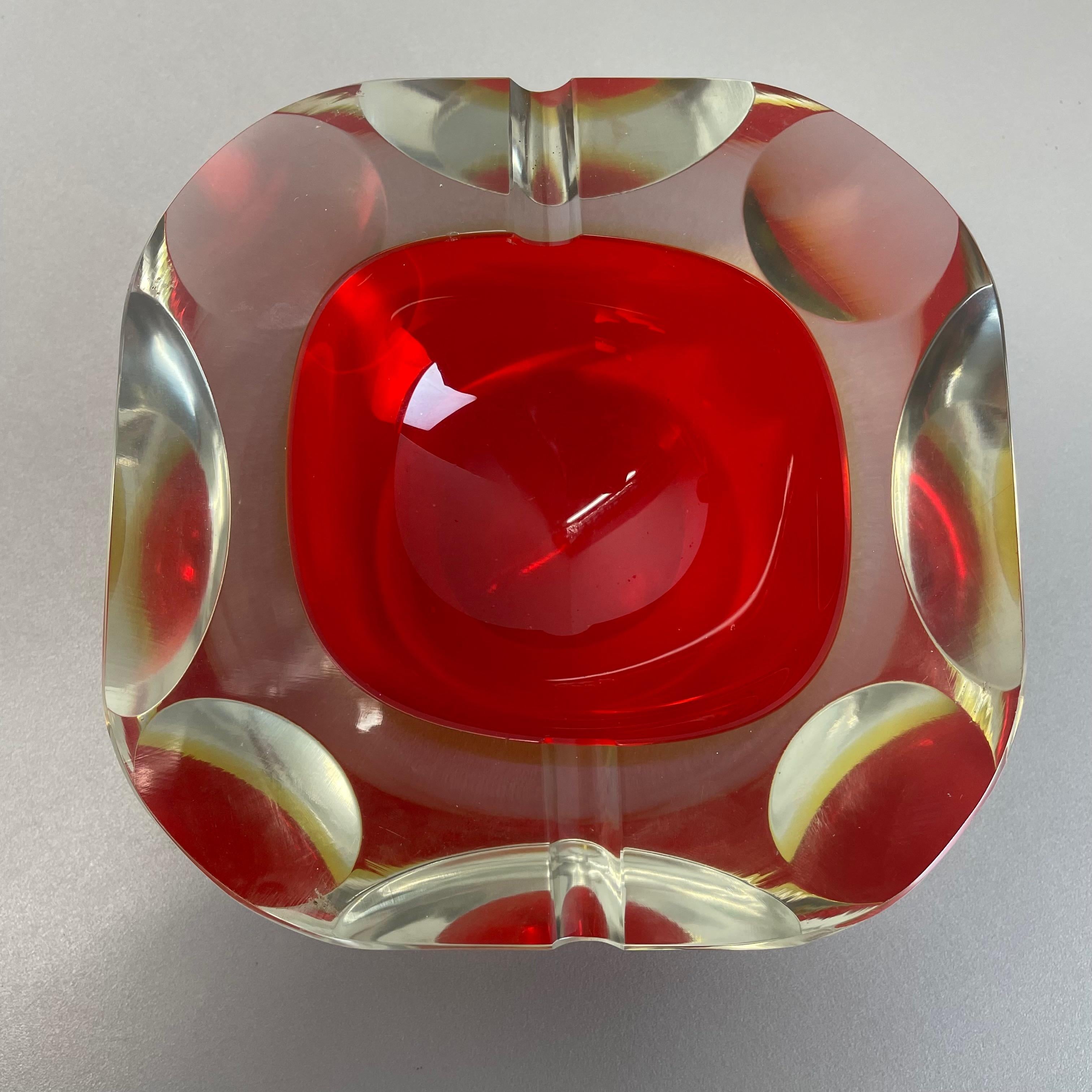 1, 6 kg Murano Glass Faceted Sommerso Bowl Element Ashtray, Murano, Italy, 1970s In Good Condition For Sale In Kirchlengern, DE