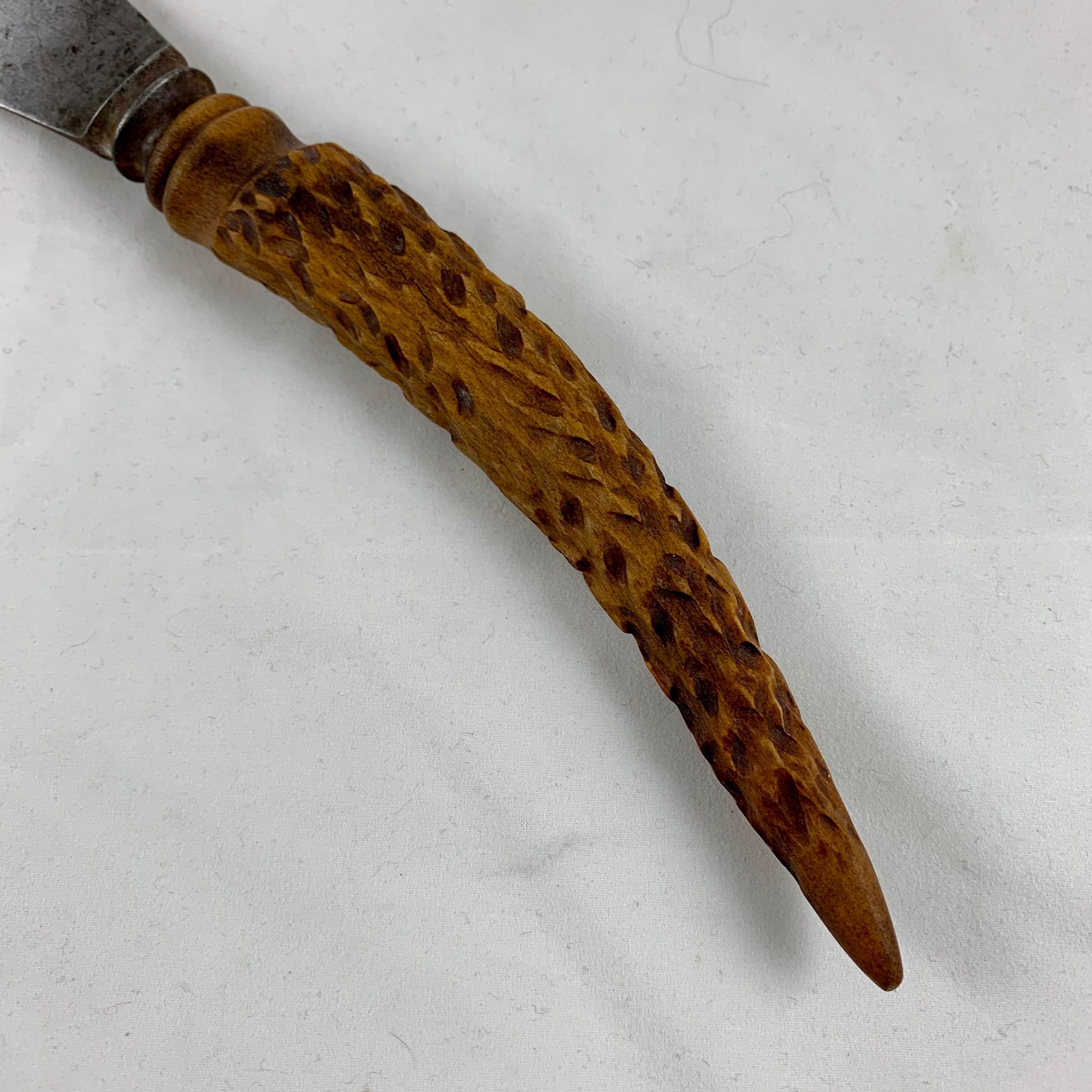 Cuchillo de carnicero de 16 pulgadas de largo, hoja de acero al carbono con un inusual mango cónico de madera tallada, Sheffield, Inglaterra.

La hoja está marcada El Dorado, Dickinson - Sheffield. La cuchillería Dickinson utilizó la marca El