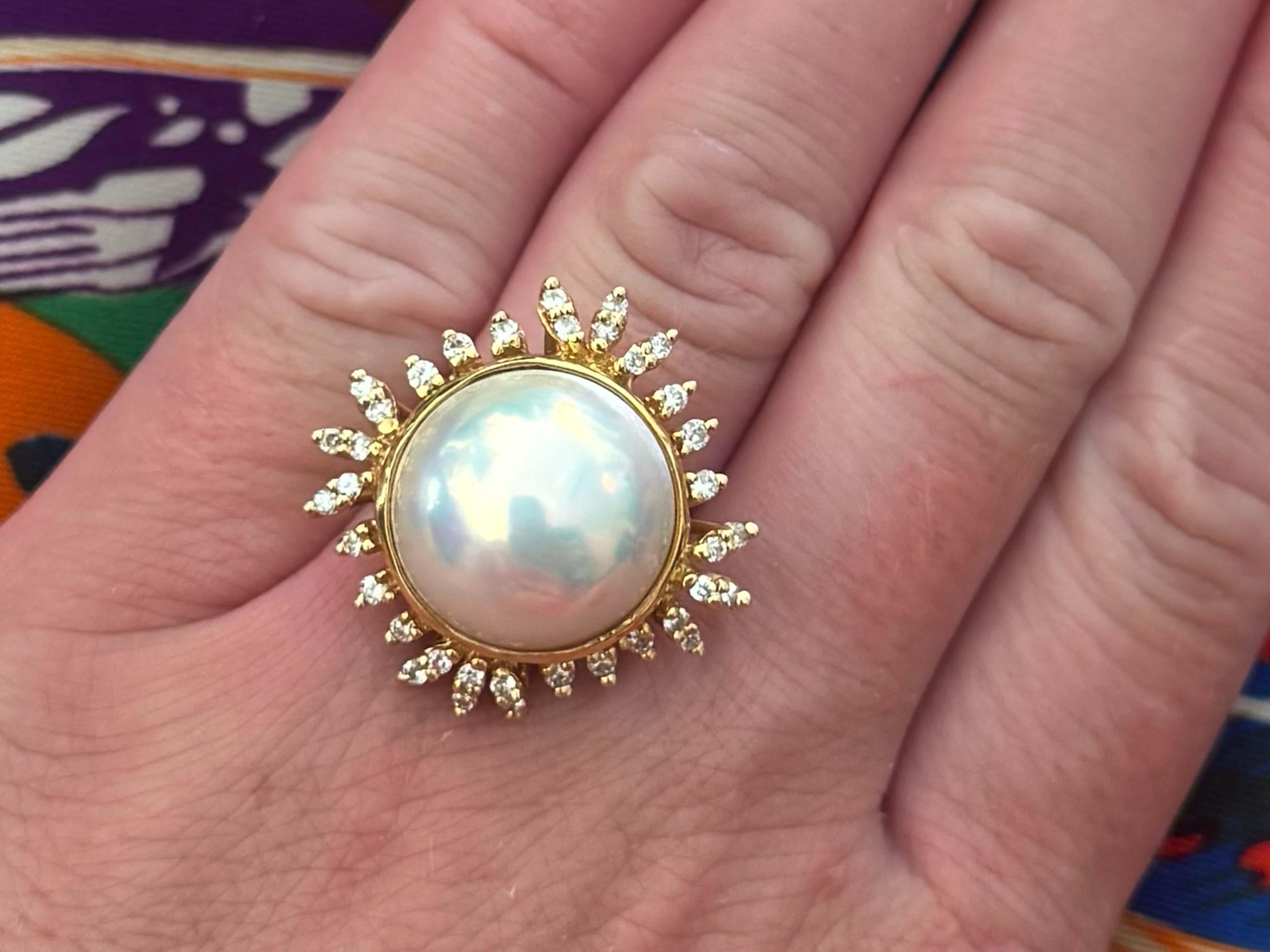 Spécifications de l'anneau :

Métal : Or jaune 18k

Poids total : 11.7 grammes

Diamètre de la perle : 16 mm

Hauteur de l'anneau : 27 mm

Nombre de perles : 1 perle mabe

Nombre de diamants : 36 diamants ronds de taille brillant

Couleur du diamant