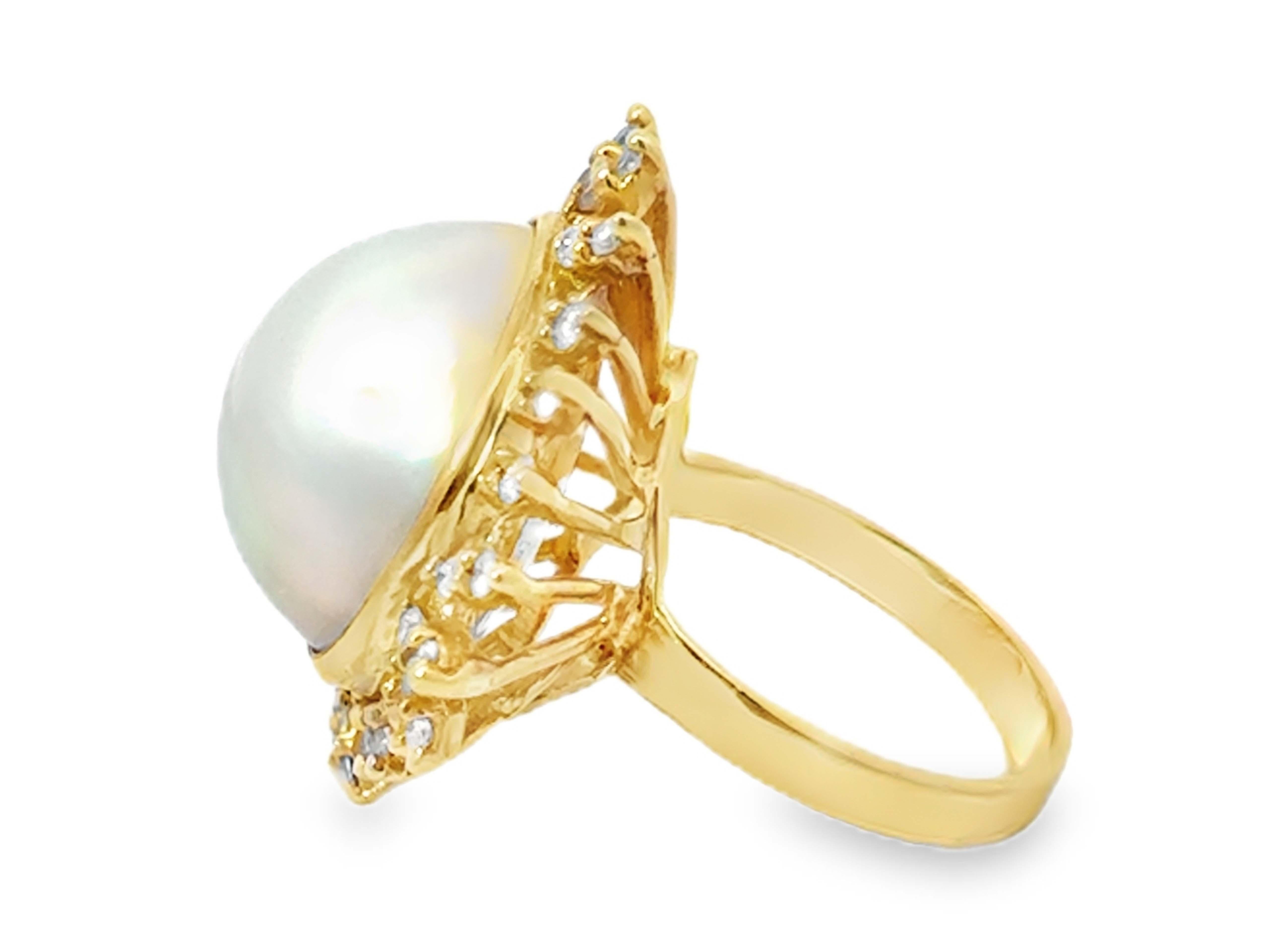 Bague de 16 mm en or jaune 18k avec halo de perles de Mabe et de diamants en vente 1