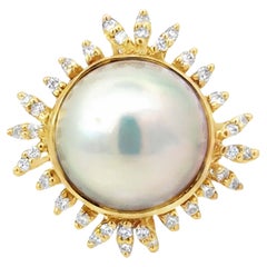 Anello con perle Mabe da 16 mm e diamanti a raggiera in oro giallo 18 carati