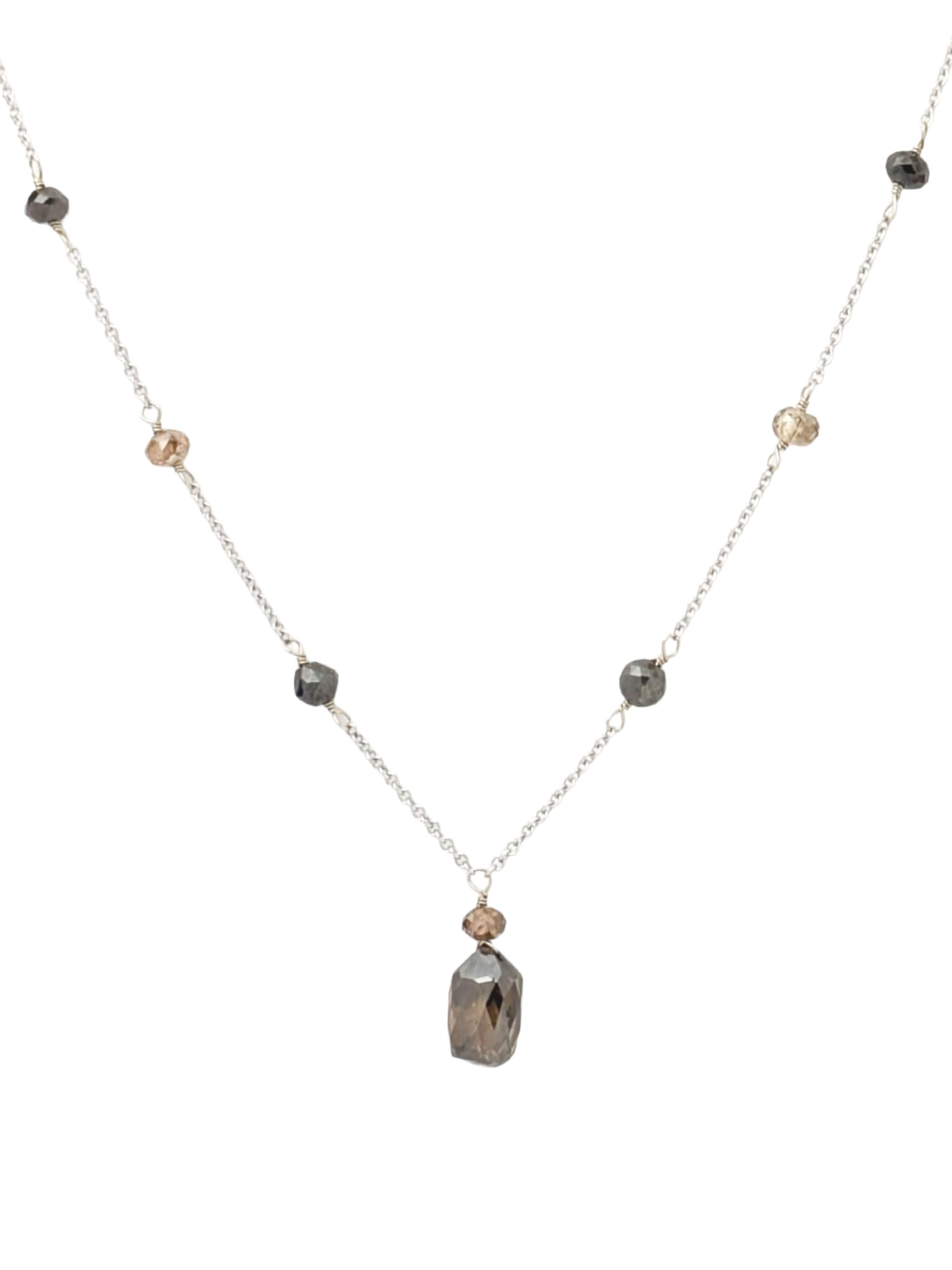 Un grazioso equilibrio di contrasto e brillantezza. Questa collana in platino da 16 pollici presenta un raffinato design a stazioni con 7 briolette di diamanti marroni (3-3,9 mm) e 8 briolette di diamanti neri (3-3,5 mm), ciascuna avvolta a mano in