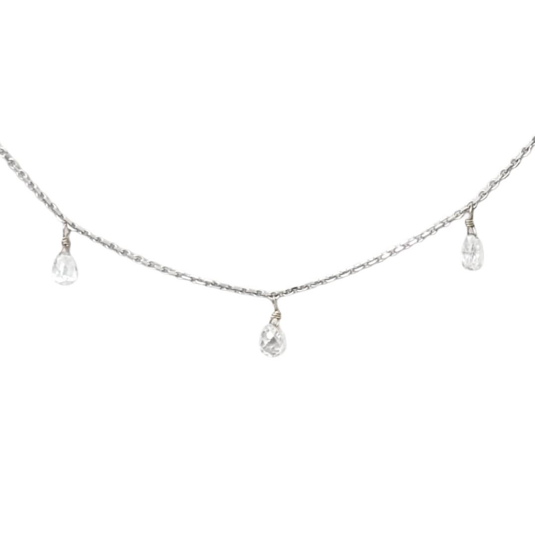 Diese elegante 18-Zoll-Halskette besteht aus einer zarten Kabelkette aus 18-karätigem Weißgold, die mit facettierten weißen Diamantperlen verziert ist, von denen jede einen Hauch von raffiniertem Glanz versprüht. Die Diamanten sind gleichmäßig