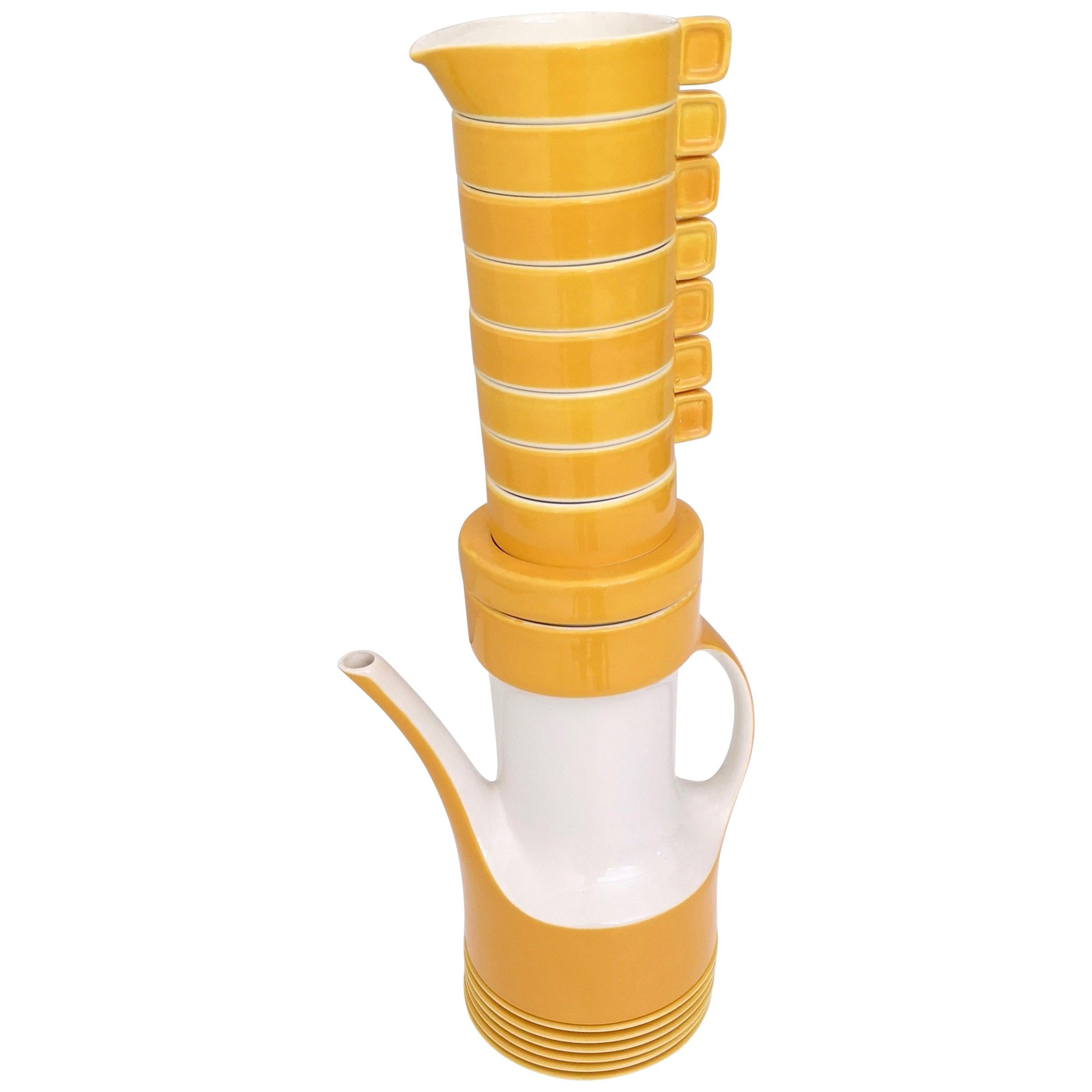 Dies ist ein 16-teiliges Kaffee-/Teekannen-Set, entworfen von Riccardo Schweizer und hergestellt von Pagnossin Ceramica, Italien, 1970er Jahre.
Sie werden aus Keramik hergestellt, und ihre Besonderheit ist, dass die gelb/orange Farbe recht selten