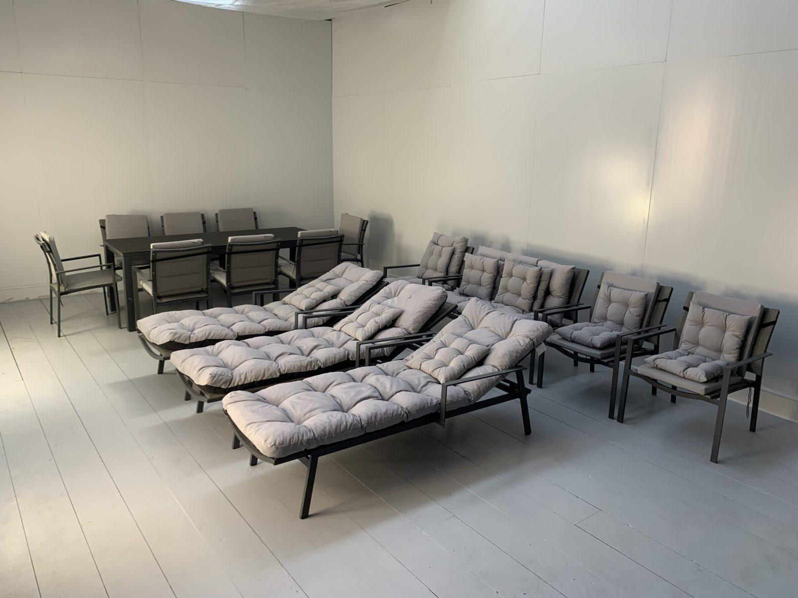 XXI secolo e contemporaneo Suite di 16 pezzi di mobili da giardino per esterni Westminster - set da pranzo con 8 posti a sedere e 3 sedie da giardino. in vendita
