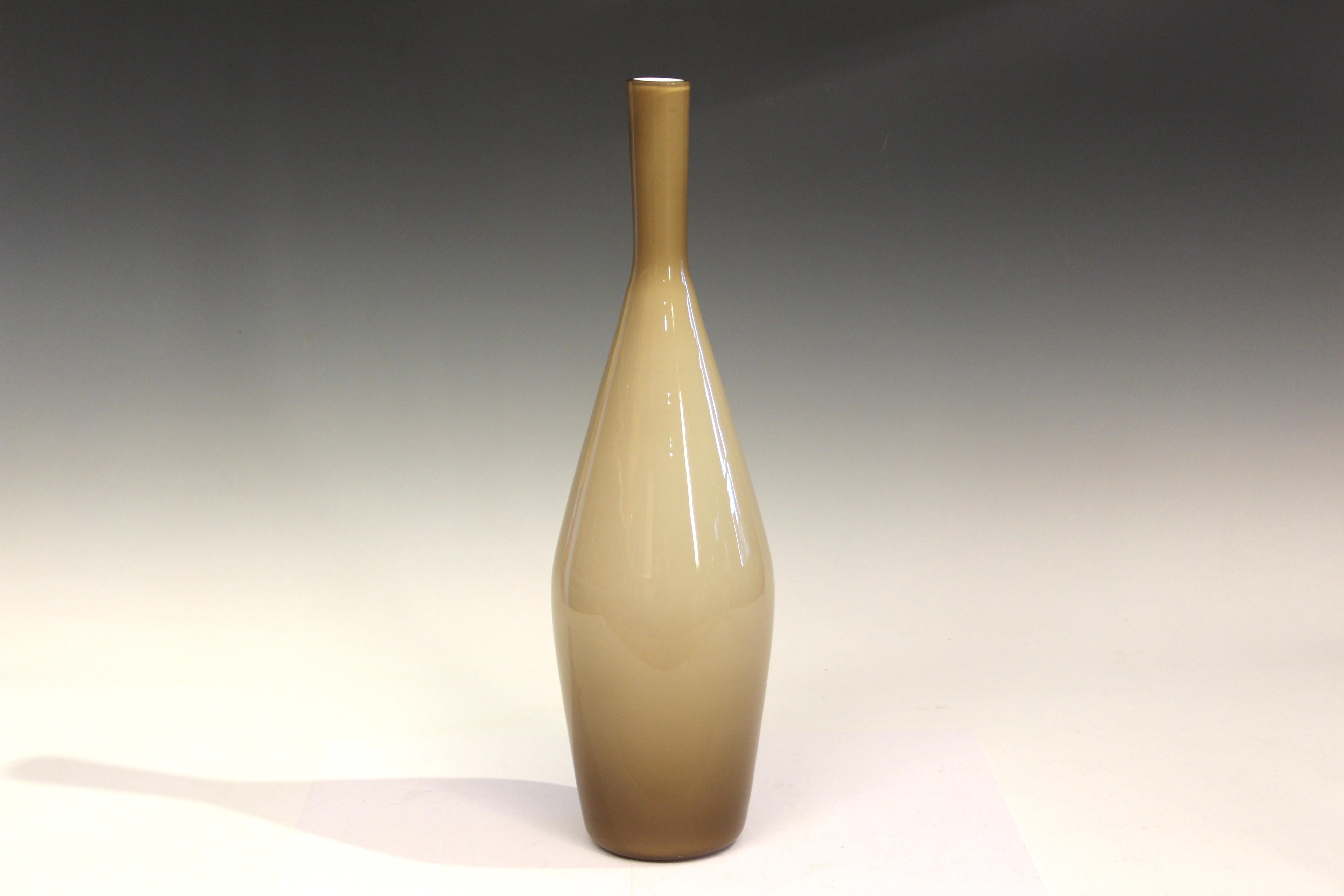 Vaso a bottiglia di Murano soffiato a mano in bianco e fumo, anni '60 circa. Colore delicato e forma elegante. Etichetta originale Raymor con codice 