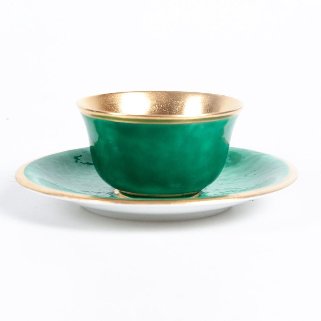 Porcelaine 16 tasses à chocolat/espresso scandinaves modernes et dorées par Wilhelm Kåge,  Suède en vente