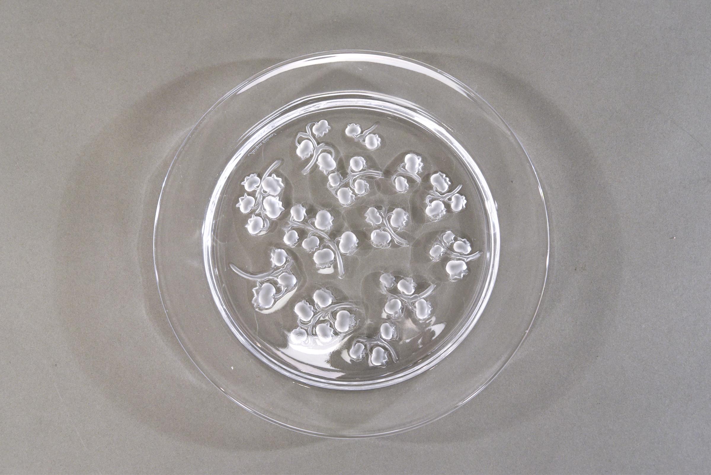 Este gran juego de 16 platos de cristal Lalique firmados con el motivo 