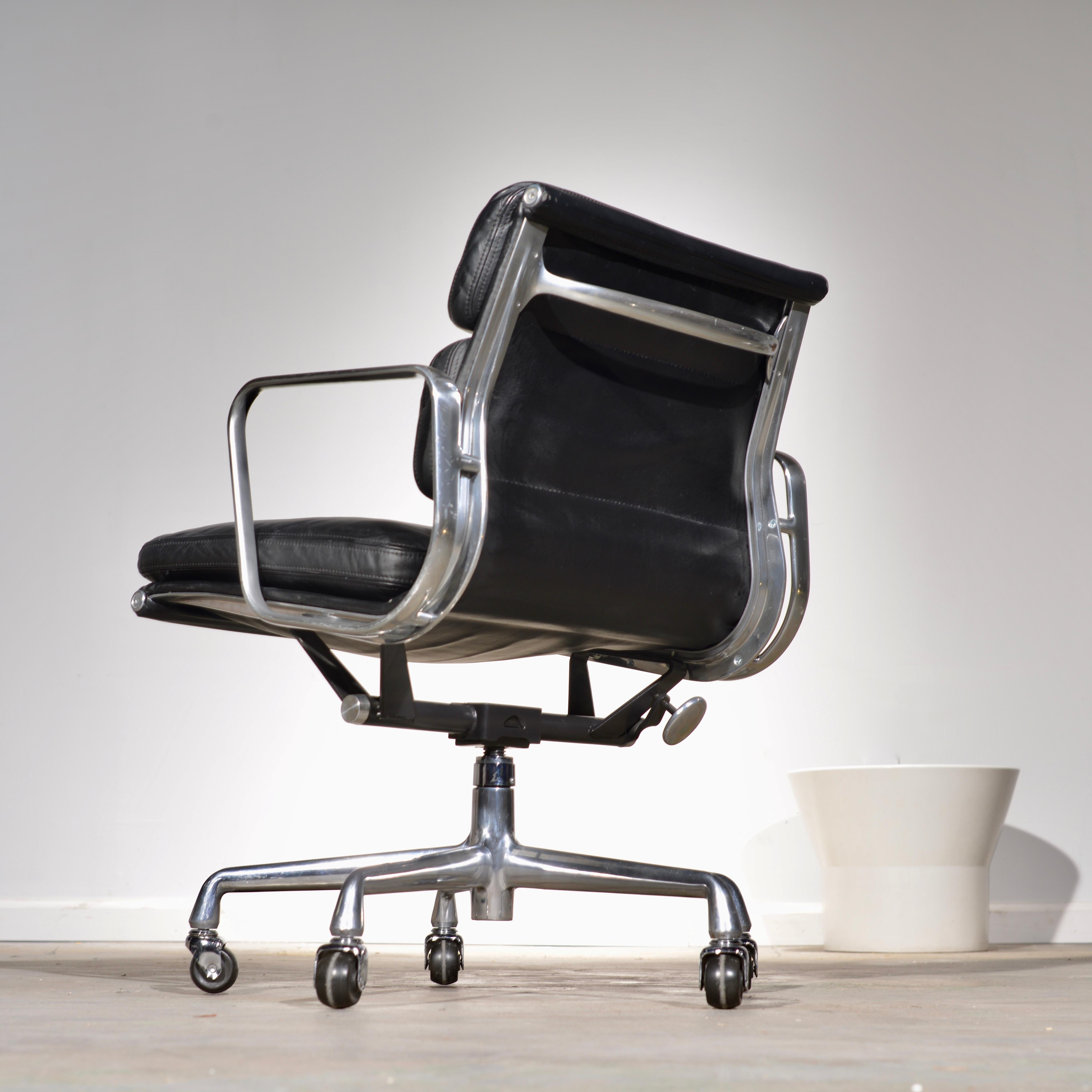 Polished 16 Soft Pad Management Chairs by Charles Eames for Herman Miller 