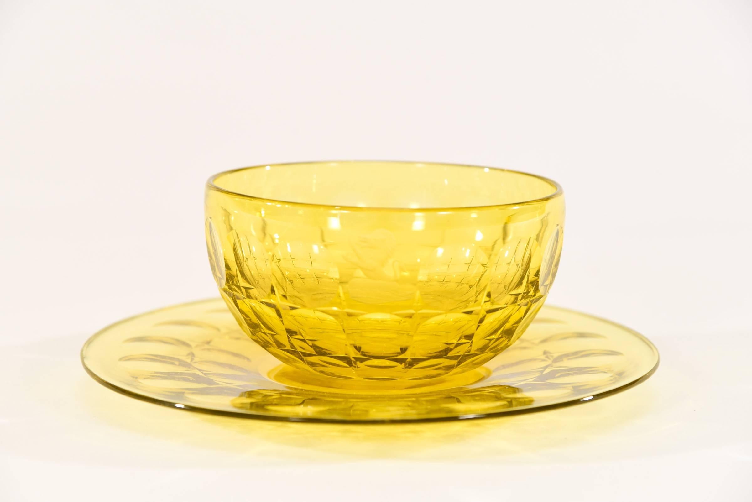 16 Steuben Yellow Cut Crystal Dessertschalen & Unterteller mit Wappen (Amerikanische Klassik) im Angebot