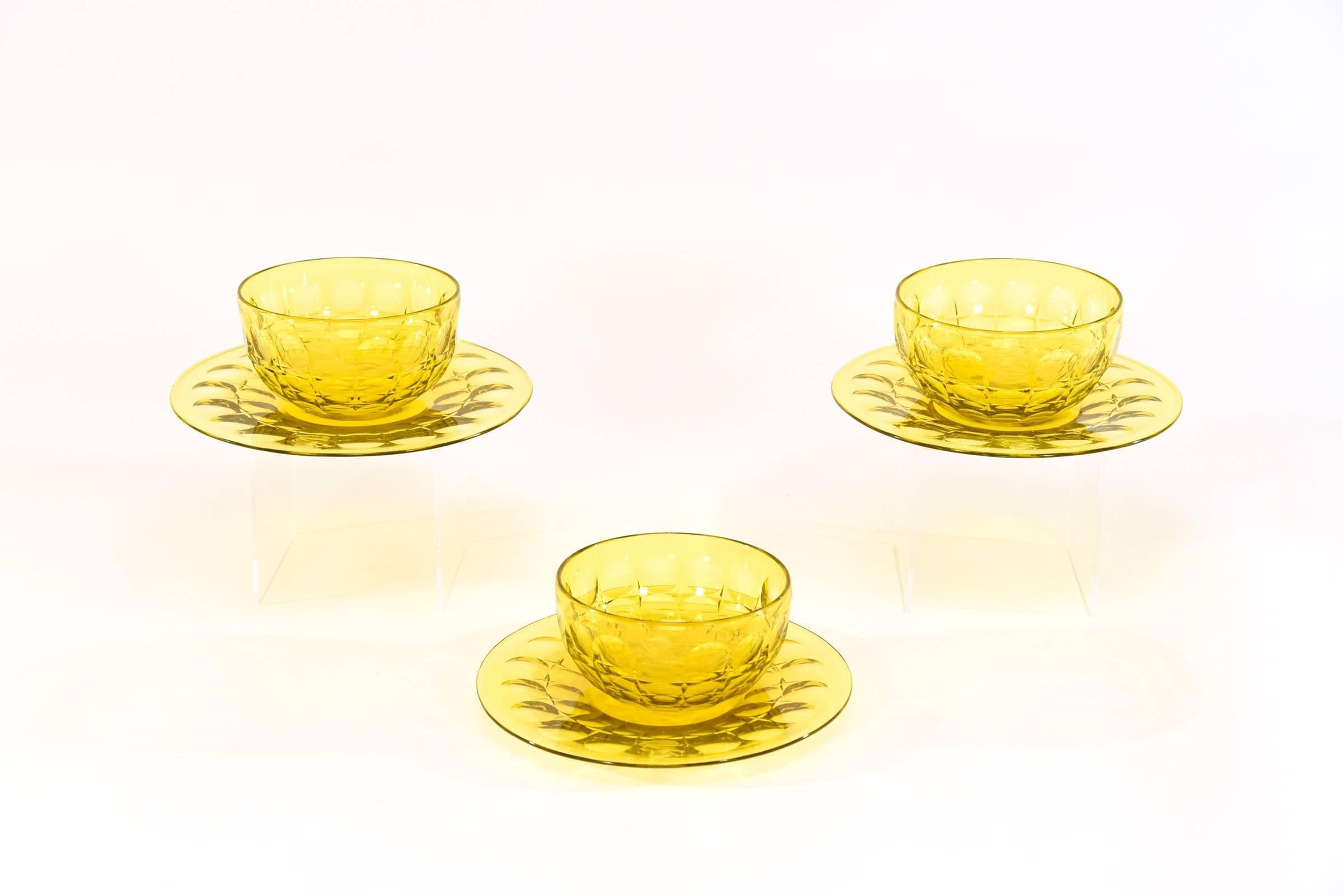 16 Steuben Yellow Cut Crystal Dessertschalen & Unterteller mit Wappen (amerikanisch) im Angebot