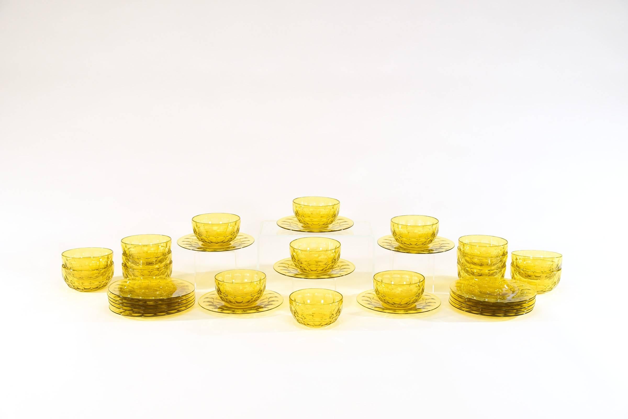 16 Steuben Yellow Cut Crystal Dessertschalen & Unterteller mit Wappen (Facettiert) im Angebot