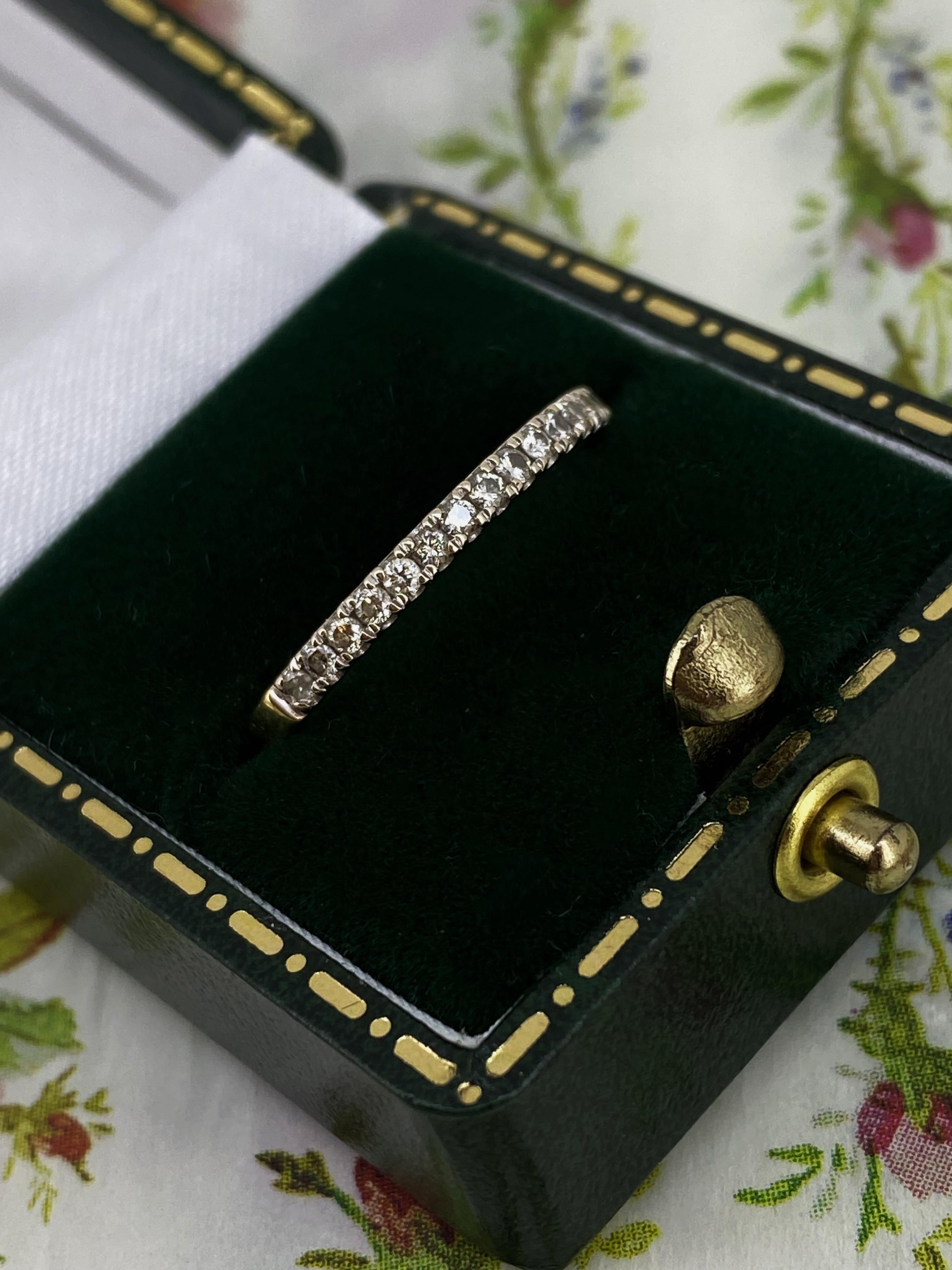 16-Stone Diamond (Castle Set) Half-Eternity Band in 9K White & Yellow Gold im Zustand „Hervorragend“ im Angebot in MELBOURNE, AU