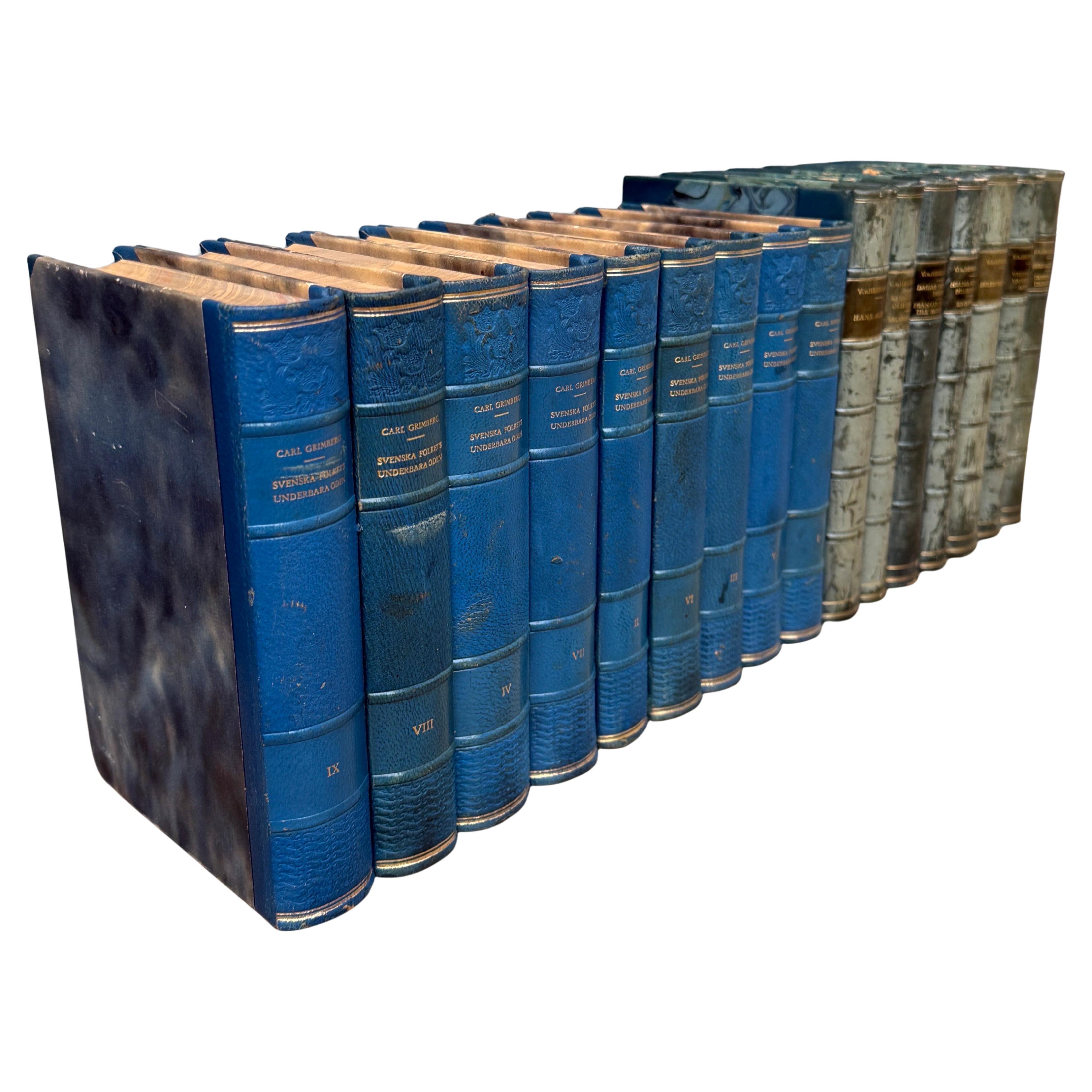 Fatto a mano 16 libri svedesi del XX secolo rilegati in pelle di colore blu in vendita