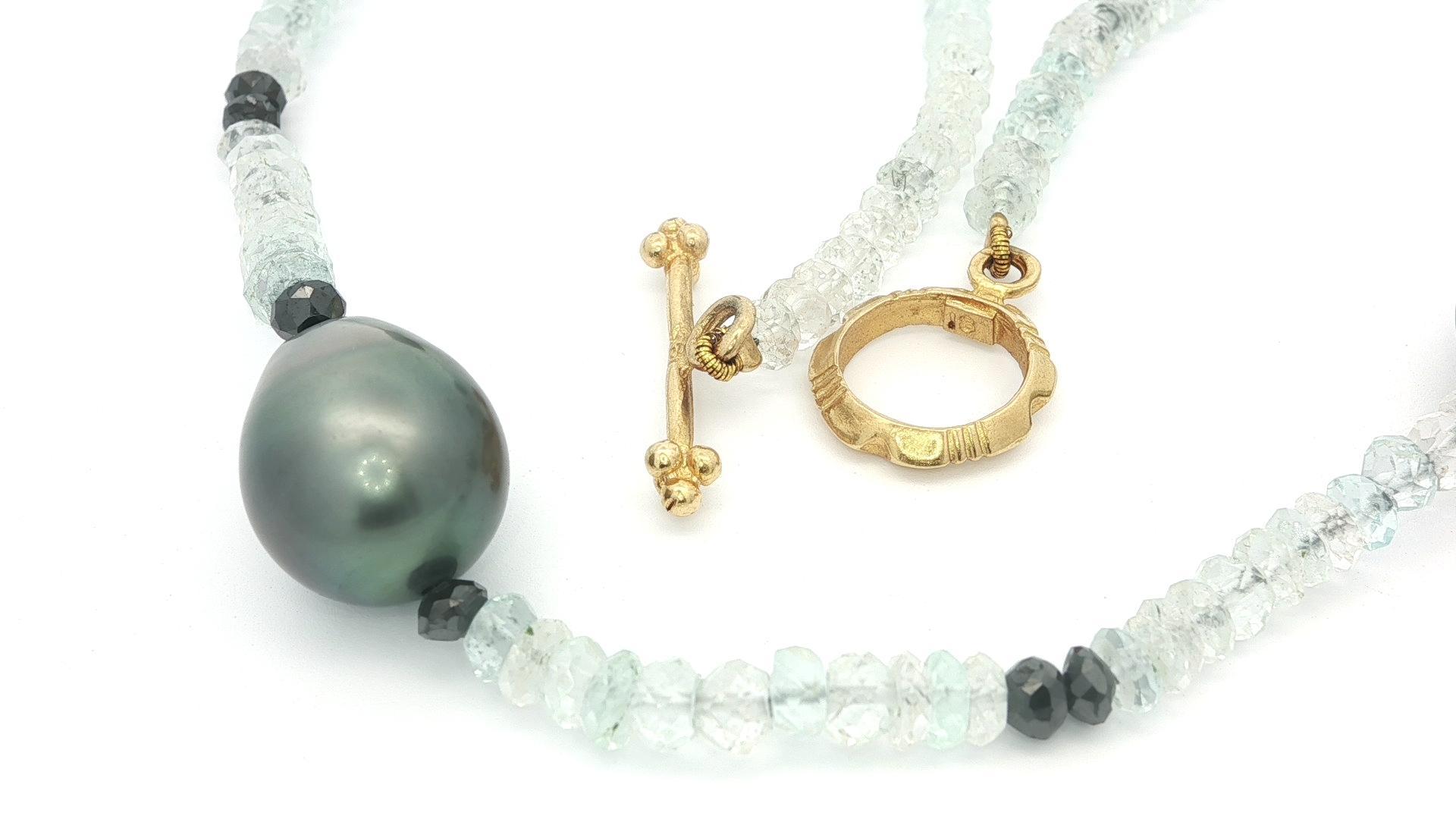 --Pietre: --
(5) Autentiche perle di Tahiti coltivate - Forma barocca - Colore grigio con sfumature verdi e rosa - Larghezza 11-11,4 mm (circa)
Numerosi cristalli di rocca Nature - sfaccettati - colore bianco e nero - 3,9 mm ciascuno