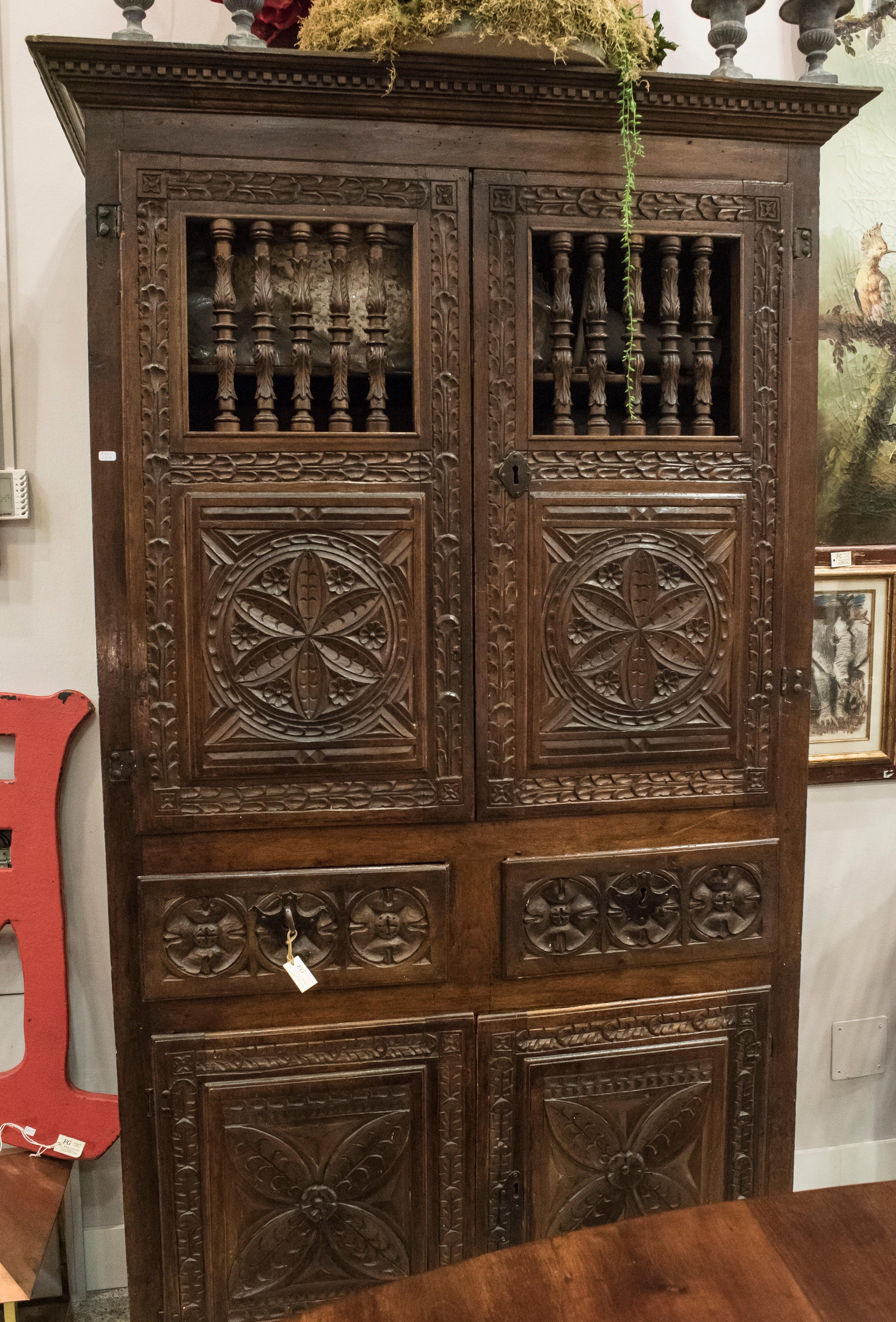 Amazing carved walnut buffet with key rings, handles in wrought iron. Celosia in the upper part.
Drawers in the interior and in the middle. Upper and lower doors. Toothed cornice.
One of a kind carved walnut S XVII buffet from the north of Spain