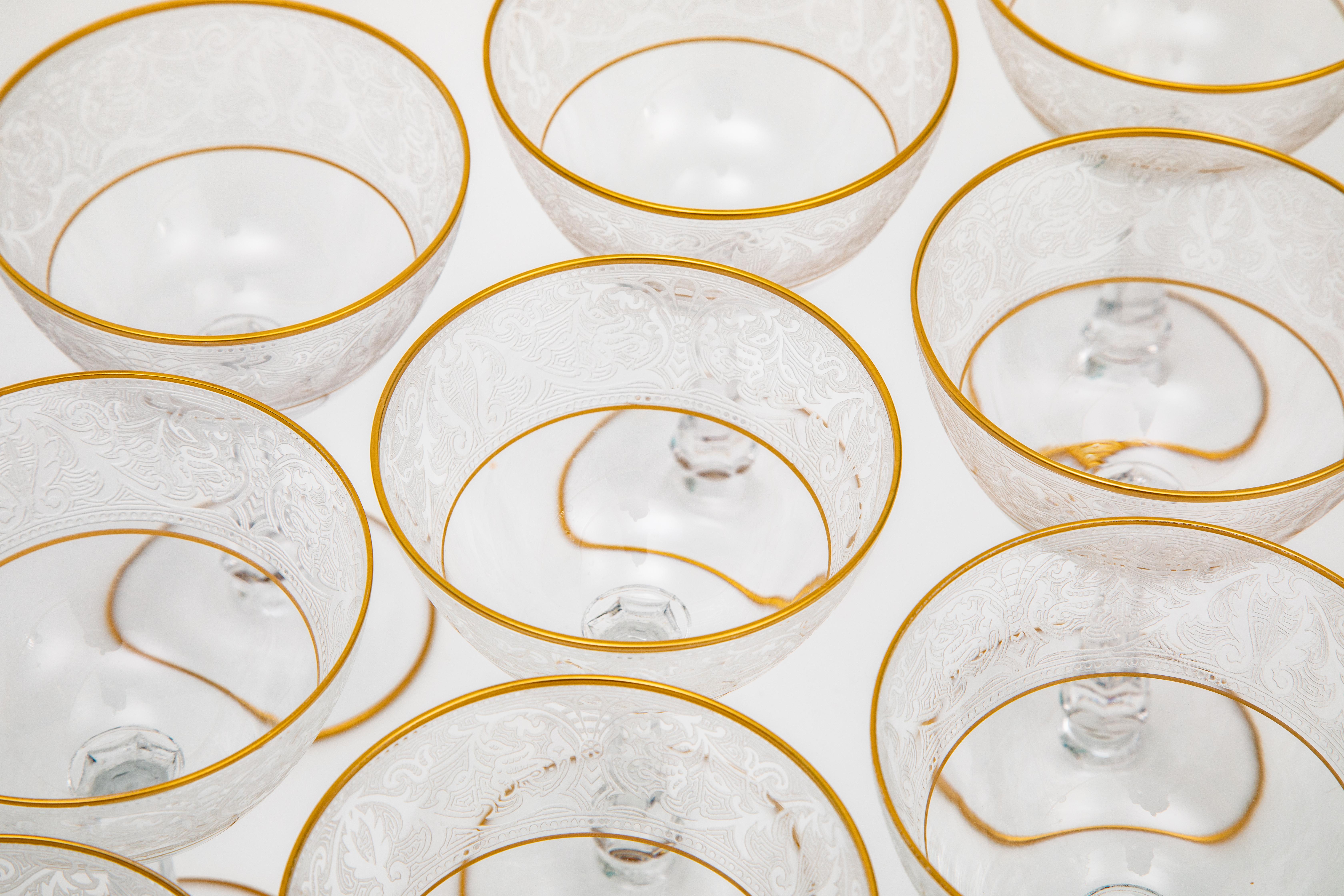 16 Copas de cóctel o de champán vintage con diseño grabado en oro de 24 quilates en venta 5